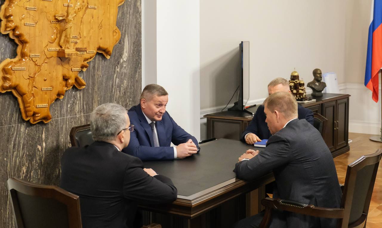 Губернатор Волгоградской области Андрей Бочаров и член ЦИК России Антон Лопатин провели рабочую встречу Рассмотрены вопросы взаимодействия Волгоградской области с Центральной избирательной комиссией Российской Федерации отмечен высокий уровень выстроенной работы Напомним сегодня на Волгоград Арене стартовал региональный молодежный форум организатором которого выступает Избирательная комиссия Волгоградской области Мероприятие объединило 650 человек В ходе пленарной сессии член ЦИК России Антон Лопатин выступил с лекцией об избирательной системе России и современных цифровых стандартах проведения выборов Мы в МАХ max ru rgn 34 Подписывайтесь