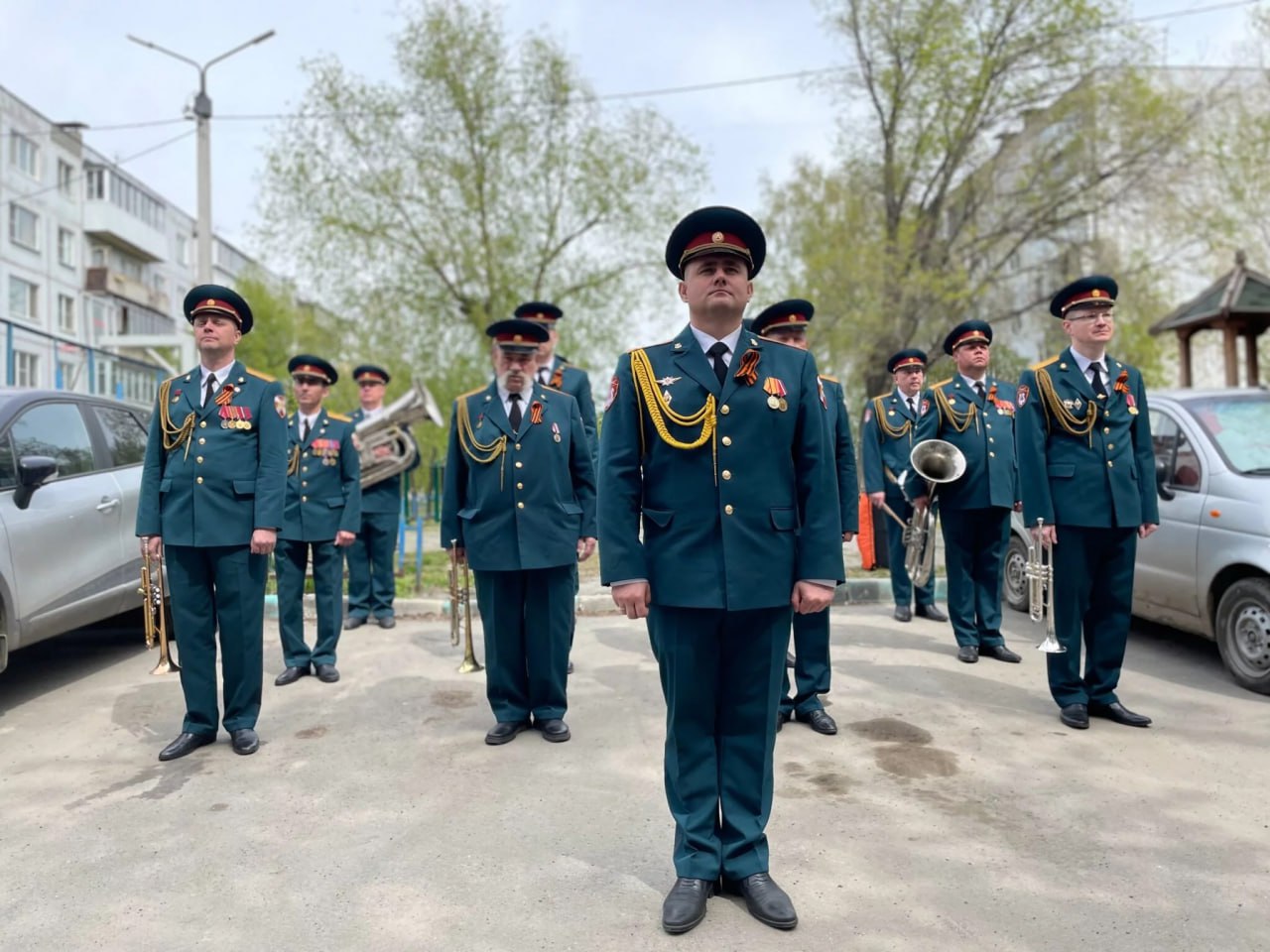 Концертные бригады выступают под окнами ветеранов Великой Отечественной войны в Челябинске Акция будет проходить в течение двух дней, 7 и 8 мая. Сразу к нескольким ветеранам Великой Отечественной войны, живущим в разных районах южноуральской столицы, отправились солисты Челябинской филармонии, духовой оркестр и другие артисты. Они подготовили для своих выступлений особые программы, посвященные 80-летнему юбилею Великой Победы. Фото: ГТРК "Южный Урал" Вести Южный Урал Челябинск