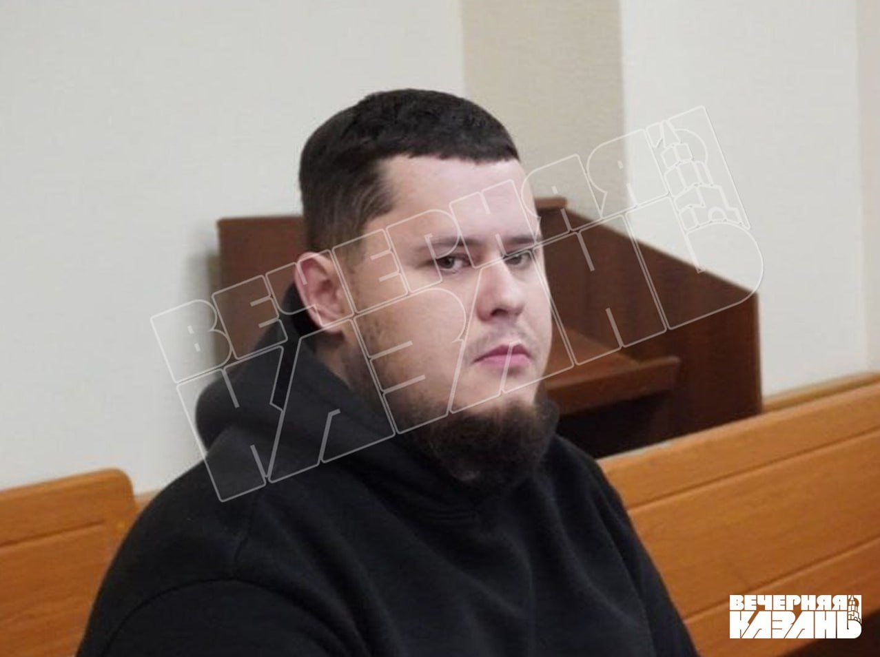 Студента энергоуниверситета освободили от уголовки за взятки преподавателям Согласно обвинительному заключению Марсель Альмухаметов в 2022 2023 годах через посредников проставил шесть экзаменов без фактической проверки знаний За это он отдал почти 100 тысяч рублей Спустя время на схему вышли силовики Об этом стало известно студенту и он сам пошел в полицию с явкой с повинной На допросах Альмухаметов активно сотрудничал со следствием а в суде признал вину и раскаялся Судья постановил прекратить уголовное преследование в связи с деятельным раскаянием   Вечерка в MAX в Telegram