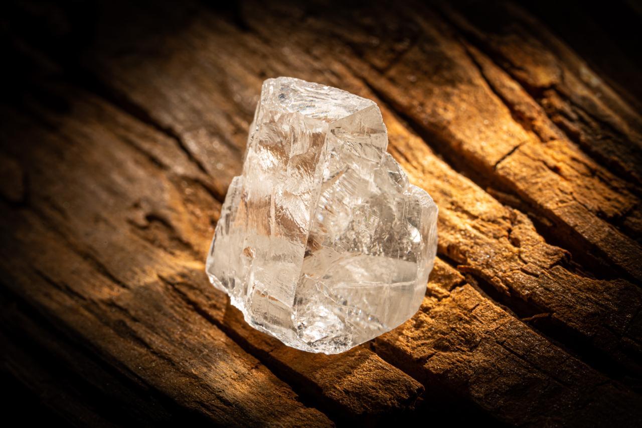 Два уникальных алмаза в 55 и 135 карат добыли в Поморье Оба кристалла отличаются высокими качественными характеристиками сообщили в компании АГД Даймондс Их можно отнести к редкой категории алмазов с низким содержанием примесей азота что придает им исключительную чистоту и прозрачность