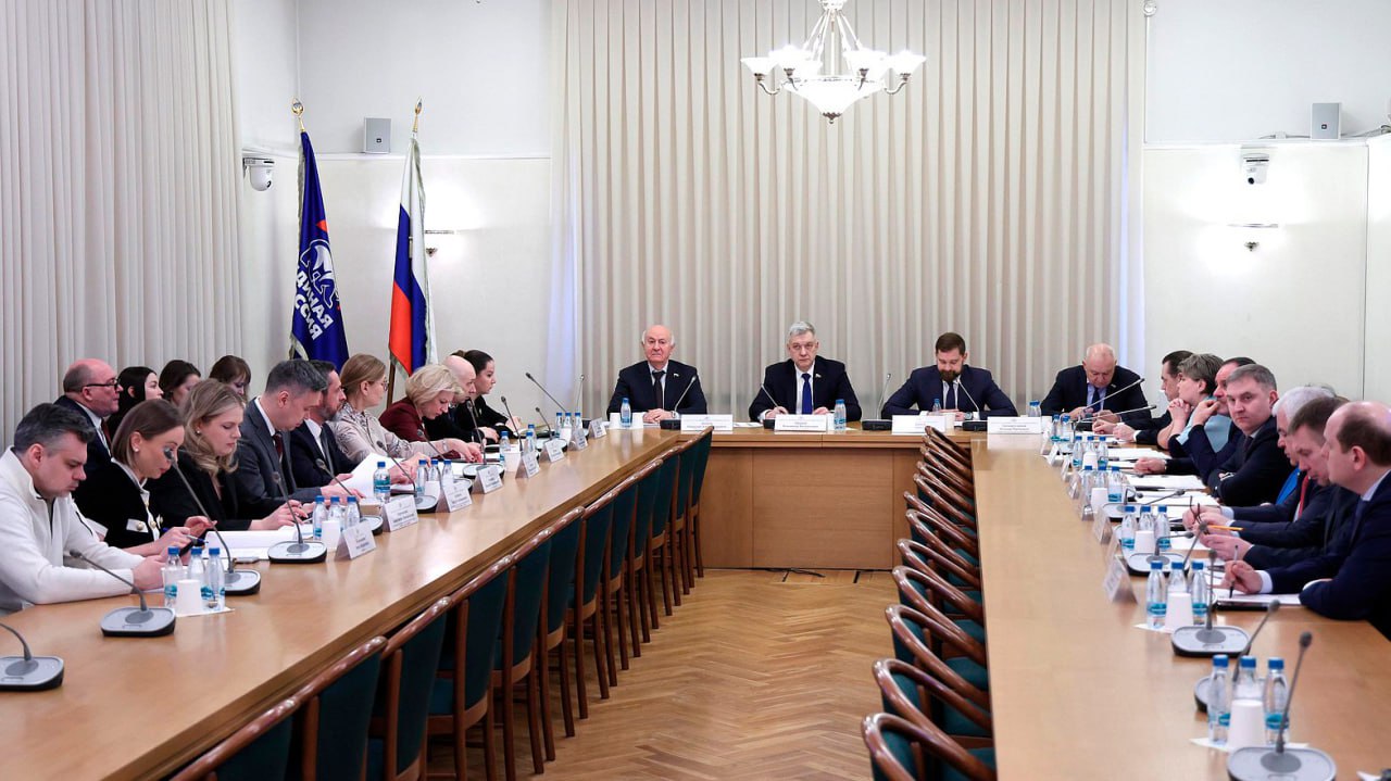 На заседании Комитета Госдумы по делам национальностей подвели итоги работы ФАДН России за 2025 год Ключевые результаты уровень общероссийской гражданской идентичности 93 9 на 3 9 выше плана доля позитивных оценок межнациональных отношений 84 2 план 81 5 доля граждан не ощущающих дискриминации 73 8 на 3 8 выше плана в Яндекс Переводчик добавлены 10 языков народов РФ в 5 регионах запущен пилотный проект по адаптации мигрантов охвачено 99 тыс человек учреждён День коренных малочисленных народов РФ 30 апреля Более подробную информацию вы можете найти на нашем сайте ФАДНРоссии