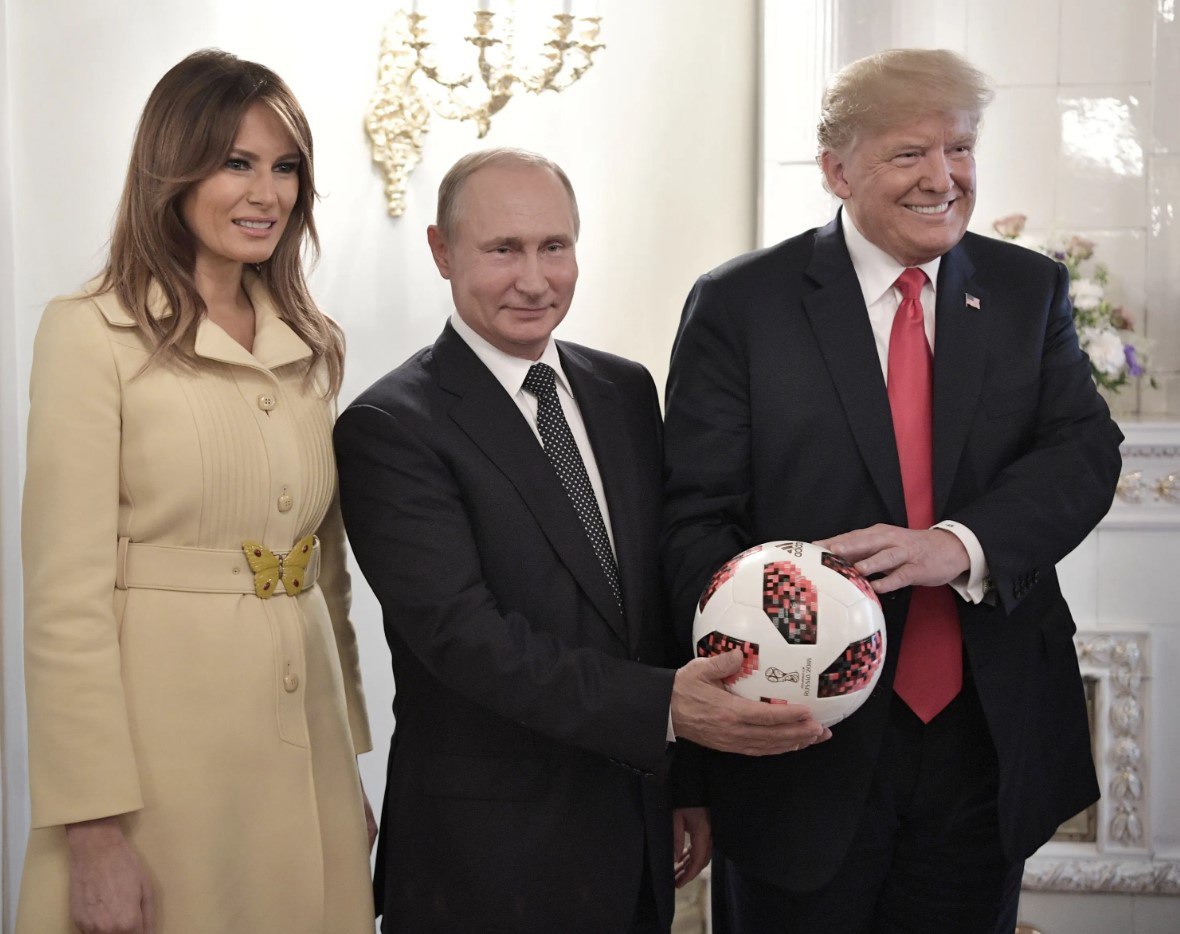 Супруга Трампа фанатеет от Путина В симпатии первой леди США к российскому лидеру сознался сам Дональд Трамп. Отношением Мелании Трамп к президенту РФ заинтересовалась журналистка New York Post Миранда Дивайн. «Мы знаем Путина, и он ей нравится», – ответил глава Белого дома в ходе интервью. Подпишитесь на «Абзац» Добавьте «Абзац» в ленту «Дзена»