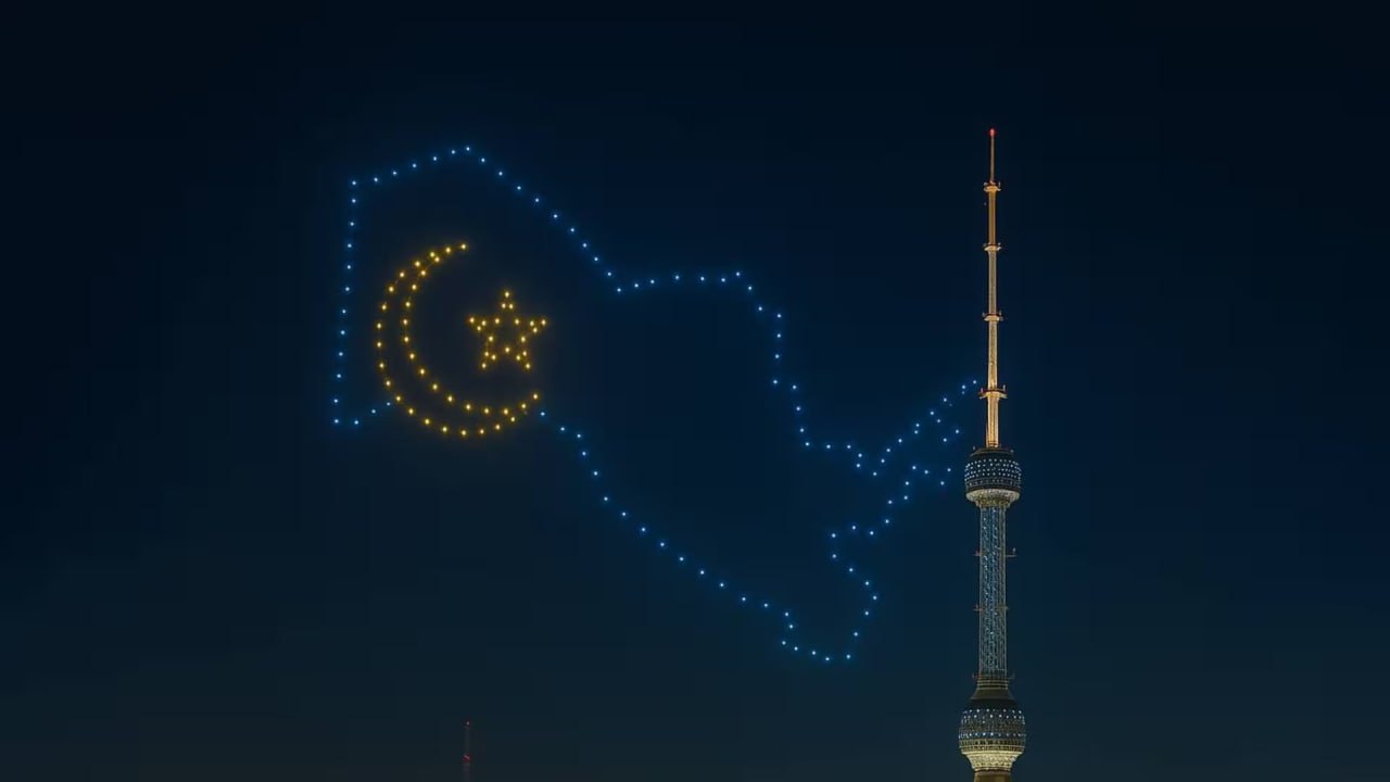 В Ташкенте в честь Дня флага пройдет шоу дронов Хокимият столицы сообщил о проведении ряда праздничных мероприятий 18 ноября в том числе встречи эстафеты флага шоу дронов и другие В них примут участие спортсмены и звезды отечественной эстрады   uznews uz ru news 104938 uznews