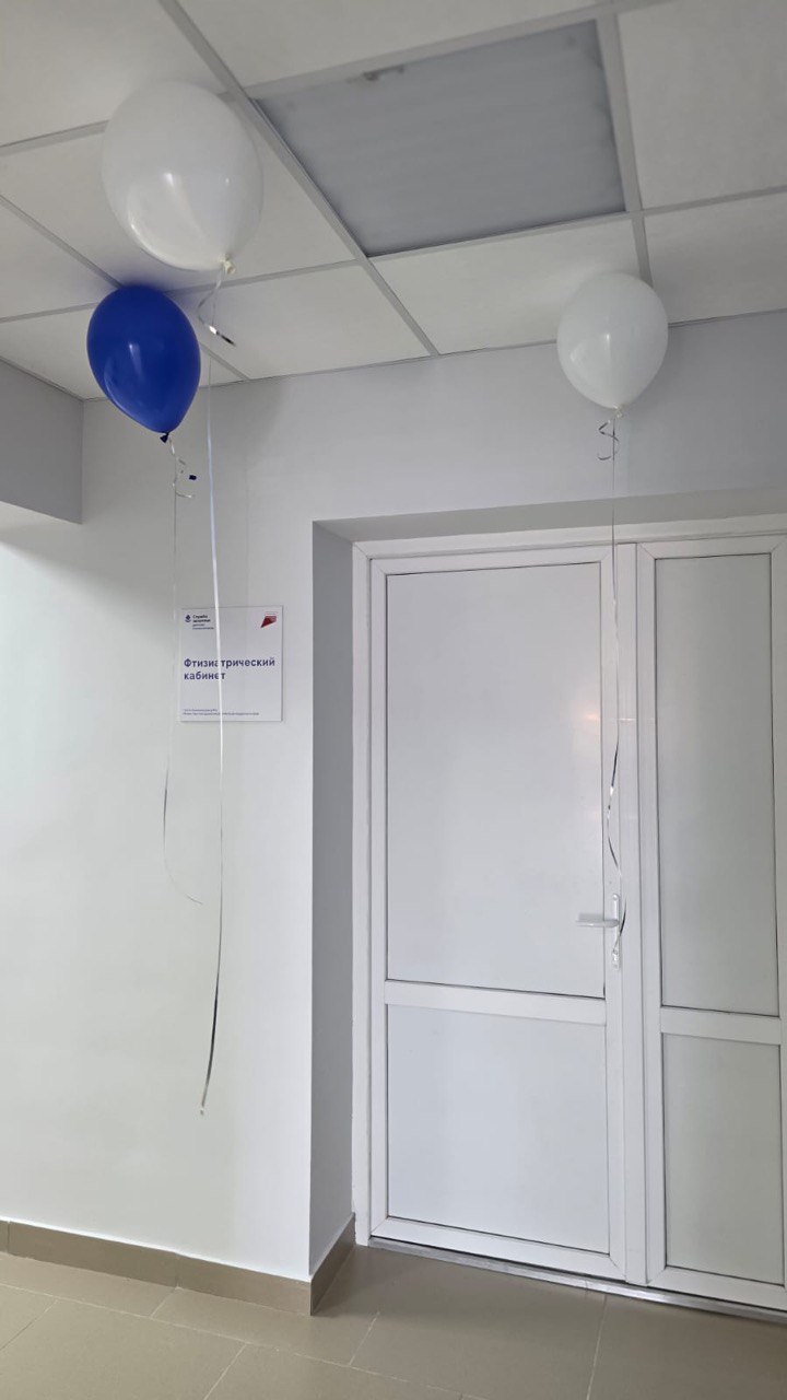 В Калининском районе после капитального ремонта открыли детскую поликлинику Здание полностью преобразилось: заменили кровлю, системы электроснабжения и водопровода, провели внутреннюю отделку помещений, установили новые входные группы, благоустроили прилегающую территорию. Учреждение остро нуждалось в модернизации, последний ремонт здесь проходил еще в 2003 году. В новой поликлинике ежедневно смогут обследоваться около 150 маленьких пациентов. Здесь будут работать специалисты разных профилей – педиатры, детский хирург, невролог, специалист ультразвуковой диагностики. Обновление позволило создать комфортные условия для приема детей и существенно повысить качество оказания медицинской помощи. Ремонт был проведен в рамках программы модернизации первичного звена здравоохранения нацпроекта "Продолжительная и активная жизнь". Всего в этом году в Краснодарском крае по региональным и федеральным программам и при поддержке губернатора капитально отремонтируют 30 медучреждений. #нацпроектактивнаяжизнь