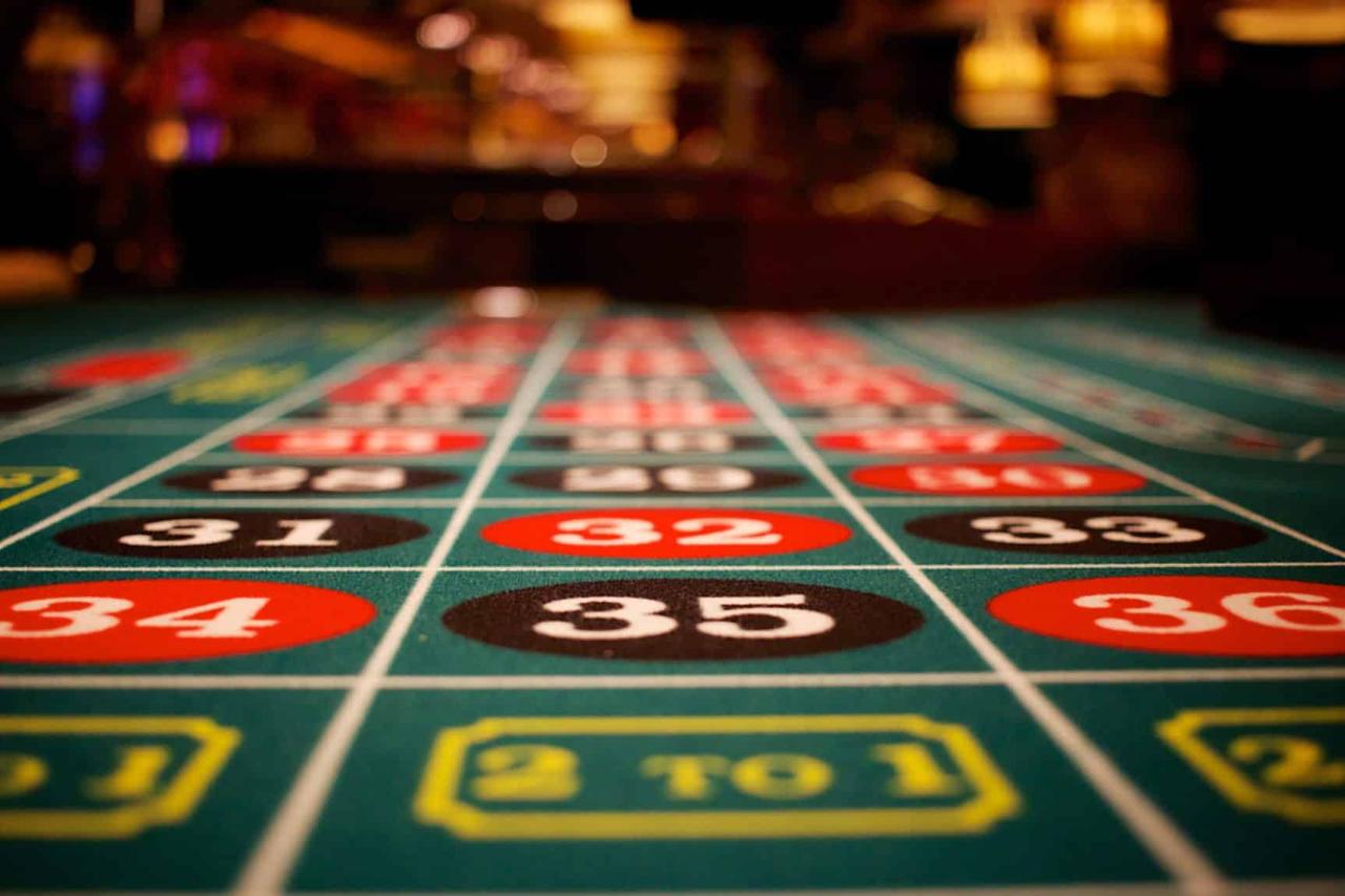 Новое исследование составленное Gambling Commission показало что 1 4 миллиона взрослых британцев имеют проблемы с азартными играми В центре внимания игровые автоматы и ставки на спорт во время матчей Комиссия по азартным играм впервые оценила масштаб проблемы на национальном уровне опросив 19 000 человек Результаты ставят отрасль под давление оборот рынка 11 5 млрд фунтов а власти уже намекнули на увеличение налогов в этой отрасли Проблема острее всего в неблагополучных районах Пока букмекеры ждут осеннего бюджета и гадают придется ли им столкнуться с большей налоговой нагрузкой регулятор призывает владельцев казино внимательно следить за рисками среди клиентов