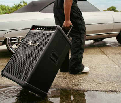 Marshall представила колонку чемодан для вечеринок Bromley 750 цена 1300 Компания Marshall представила колонку для вечеринок Bromley 750 Новинка массой 25 кг оснащена колесами и выдвижной ручкой для транспортировки Заявлена защита от пыли и брызг по стандарту IP54 Модель выполнена в фирменной черно золотой палитре бренда и оснащена атмосферной подсветкой