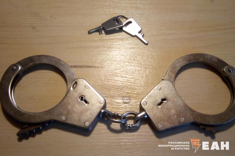 В Челябинской области чиновника арестовали за фиктивную уборку снега Под стражу заключили начальника территориального отдела администрации Верхнеуральского округа Его обвиняют в мошенничестве сообщили в региональном управлении СК По версии следствия в декабре 2023 года фигурант заключил с индивидуальным предпринимателем фиктивный договор на очистку дорог от снега и подписал акт выполненных работ При этом подрядчик не приступал к уборке снега На счет предпринимателя было переведено 308 тыс рублей Бизнесмен передал чиновнику не менее 270 тыс рублей из этой суммы Начальник территориального отдела потратил деньги по своему усмотрению Преступление выявили сотрудники МВД По месту жительства и работы фигуранта провели обыски Подписаться на канал ЕАН Челябинск