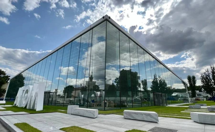 Изобретателем года 2025 стал челябинский инженер с проектом повышения точности и качества производства обшивок самолётов Всероссийское обществе изобретателей и рационализаторов провело конкурс в третий раз Общий экономический эффект от внедрения изобретений и предложений участников конкурса по предварительным подсчётам составил более 1 6 млрд рублей Внедрение уникальной технологии которую предложил инженер проекта Уральского инжинирингового центра Иван Бухаров позволило выполнять обтяжку оболочковых деталей летательных аппаратов Ту 214 с более сложной геометрией значительно увеличить точность формовки уменьшить разнотолщинность Победитель конкурса получил 1 млн рублей Подробнее