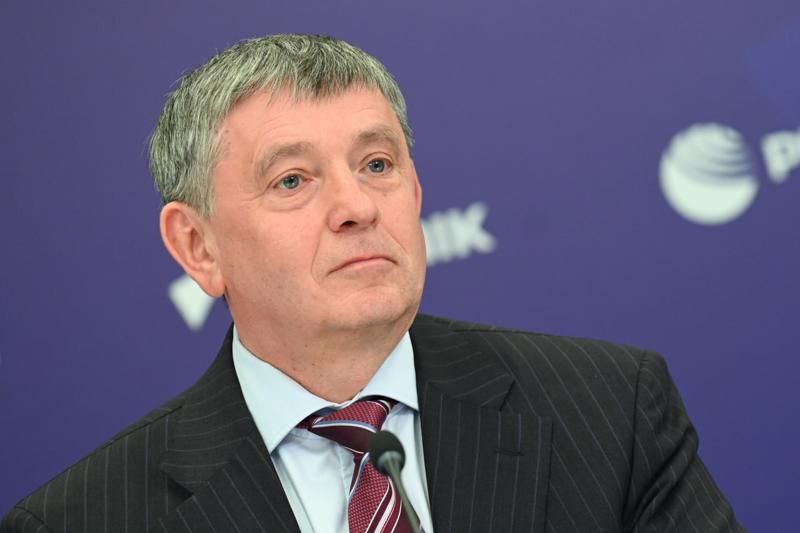 Виктор Кокшаров стал президентом УрФУ в Екатеринбурге Бывшего ректора на эту должность сегодня назначил большой ученый совет университета на заседании. Кокшаров числился и. о. президента с 15 мая. До этого он был ректором на протяжении 15 лет. Он занял должность сразу после объединения УПИ и УрГУ.
