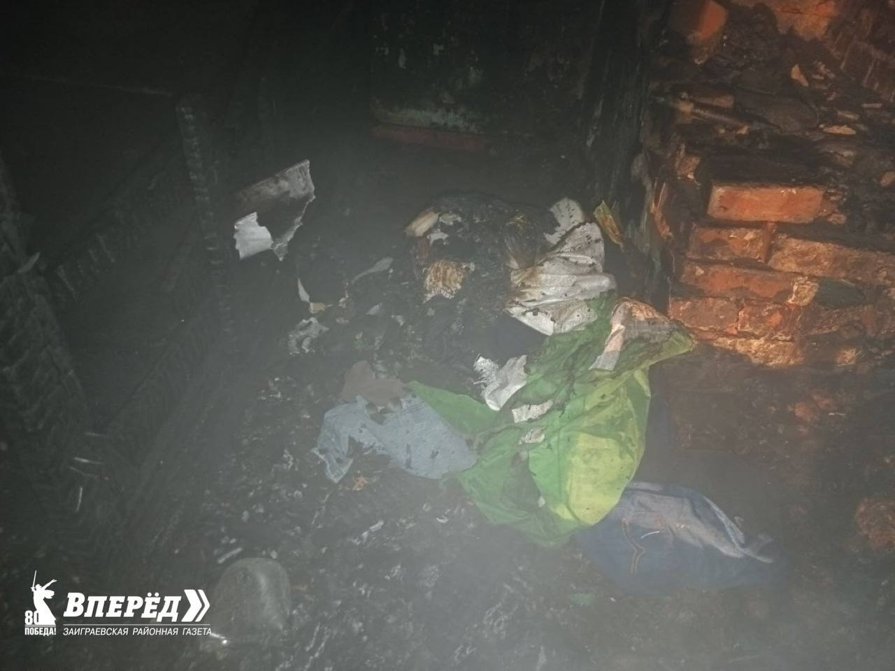 Школьница из Бурятии уберегла соседей от пожара Трагедии благодаря бдительности Варвары Ращупкиной удалось избежать жителям улицы Советская в селе Илька Заиграевского района. Об этом рассказали в газете «Вперед». Все произошло вечером 28 мая. Девочка возвращалась домой с прогулки и увидела, что горит нежилой дом. По соседству с полыхающим строением расположился гараж частного дома. Школьница сразу же позвонила в пожарную службу и разбудила владельцев хозяйственных построек. «Благодаря чётким действиям школьницы и оперативности пожарной службы удалось избежать большого пожара», - прокомментировали в издании.