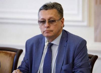 В Госдуму внесут поправки в законодательство, позволяющие блокировать вредоносный контент без судебного решения Нововведение — создание комиссии при Роскомнадзоре, способной оперативно рассматривать жалобы от физических и юридических лиц. Инициатором выступил Совет блогеров. Идея нашла поддержку и среди депутатов Госдумы, и среди представителей государственных органов, включая Генеральную прокуратуру и МВД. Как отметил заместитель председателя Общественного совета при Минцифры России, председатель комиссии по развитию информационного сообщества, СМИ и массовых коммуникаций Общественной палаты РФ, заместитель генерального директора — руководитель регионального департамента ВГТРК Рифат Сабитов, прохождение судебной процедуры замедляет борьбу с деструктивным контентом и создает дополнительную нагрузку на саму систему. «С этой угрозой можно и нужно работать быстрее — именно такую возможность предлагает рассматриваемая инициатива. Сегодня против нашей страны ведется информационная война, когда потоки лживой деструктивной информации распространяются с колоссальной скоростью. Фейки и провокации тиражируются миллионами копий в сутки, и ждать решения суда — это роскошь, которую часто мы не можем себе позволить», — сказал он. Рифат Сабитов подчеркнул, что большая часть вредоносного контента поступает с зарубежных платформ, где нет должного контроля и фильтрации. Поэтому важно активнее переходить на отечественные сервисы.