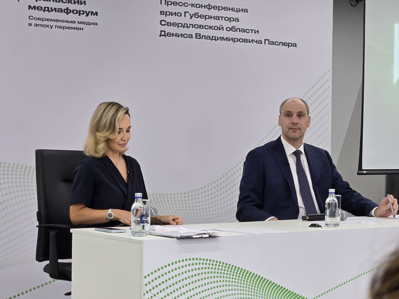 Денис Паслер начал свое выступление с новости про открытие участка трассы «Дюртюли‐Ачит». Это случилось накануне Вы правы по поводу значимого объекта, который вчера был запущен президентом. Это событие российское, потому что связывает много регионов. По сути 63 млн человек имеют возможность им пользоваться, - отметил Паслер По мнению Паслера, это красивая, современная дорога решает вопросы логистики. Нет сомнения, что повысится турпоток, крепче станут связи между субъектами страны. Ведущая затронула вопрос с Северным полукольцом. Паслер отметил, что у нас оно связывает федеральные дороги. А здесь дорога шестиполосная уже выстроена. «Конечно, им надо заниматься». 2,7 млрд рублей заложено на 2025-2026 год по выполнению работ. Около 3 км сегодня в работе. Паслер также отметил, что накануне президент отмечал особую роль Свердловской области. В том числе и в транспортной сфере «Уральский меридиан»