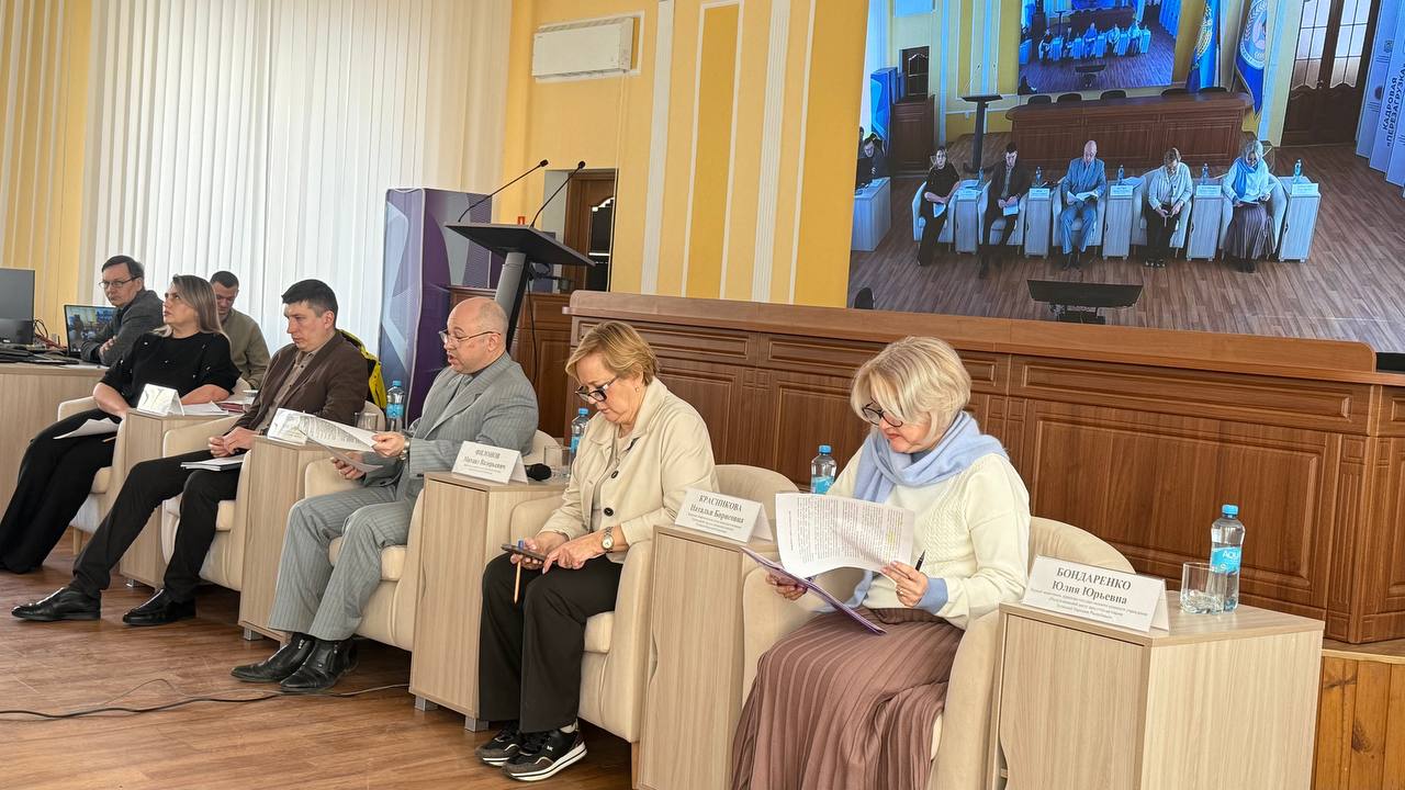 В министерстве труда и социальной политики Луганской Народной Республики обсудили поддержку участников специальной военной операции На встрече собрались представители центров занятости социальной защиты и Фонда Защитники Отечества   Заместитель министра труда ЛНР Михаил Филонов открыл совещание и отметил важность совместной работы служб для адаптации ветеранов   С 2026 года участники СВО могут заключать социальный контракт без учёта дохода и вне очереди По программе можно получить до 350 000 рублей на открытие своего дела На встрече этому инструменту уделили особое внимание