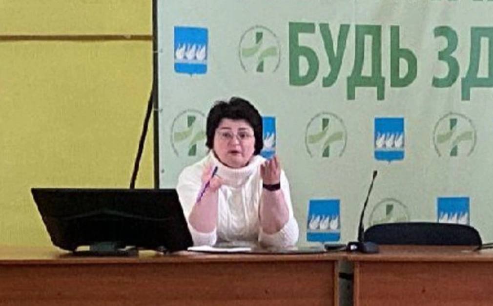  Дело о халатности против экс-замглавы Минздрава Башкирии направили в суд Главное следственное управление Следкома России завершило расследование дела против экс-замминистра здравоохранения Башкирии Ирины Кононовой, обвиняемой в халатности и неисполнении решения суда. После возбуждения дела глава Следкома России Александр Бастрыкин провел личный прием потерпевших, после чего материалы из регионального управления передали в центральный аппарат ведомства, сообщили в СК. По версии следствия, Ирина Кононова при наличии множества заключений врачебных комиссий и решений судов не обеспечила неизлечимо больного ребенка и двух пациентов с инвалидностью назначенной им по жизненным показаниям медицинской продукцией. Бывшая чиновница не признала вину, но СК указывает, что именно на нее были возложены обязанности по бесплатному обеспечению льготников медицинской продукцией. Также отмечается, что необходимые финансы на эти цели имелись в распоряжении регионального Минздрава. РБК-УФА