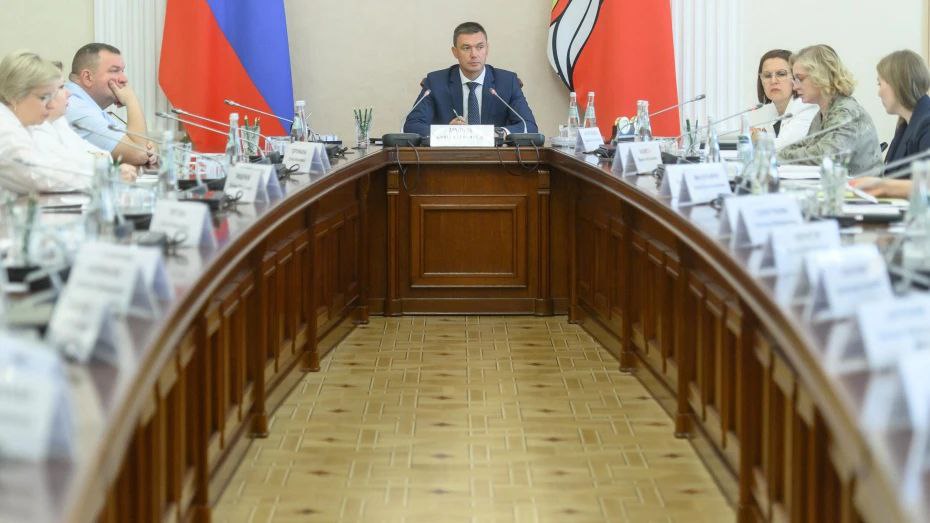 В Воронежской области запустили новый проект, чтобы поддержать семьи участников СВО.  Это будет пока пилотный проект и называться он будет "Будем жить". В рамках проекта будет оказываться социально-психологическая и медицинская реабилитация для родственников тех, кто служит.  Проект реализует Воронежский областной центр социальной реабилитации ветеранов и инвалидов боевых действий. У них уже есть опыт работы с военнослужащими и их семьями, они точно знают, как помочь людям восстановиться после сложных переживаний.  Курс реабилитации может длиться до 21 дня и включает в себя психологическую помощь, помощь в решении различных вопросов и участие в культурных и образовательных мероприятиях. Центр уже заключил соглашения с несколькими организациями, чтобы быстро оказывать нужную помощь. В проект вовлечены министерства социальной защиты, здравоохранения, культуры и образования.  Проект будет работать в тестовом режиме до конца 2025 года. А с января 2026 года он перейдет в полноценный режим.  На сегодняшний день уже 50 человек успели принять в нём участие.