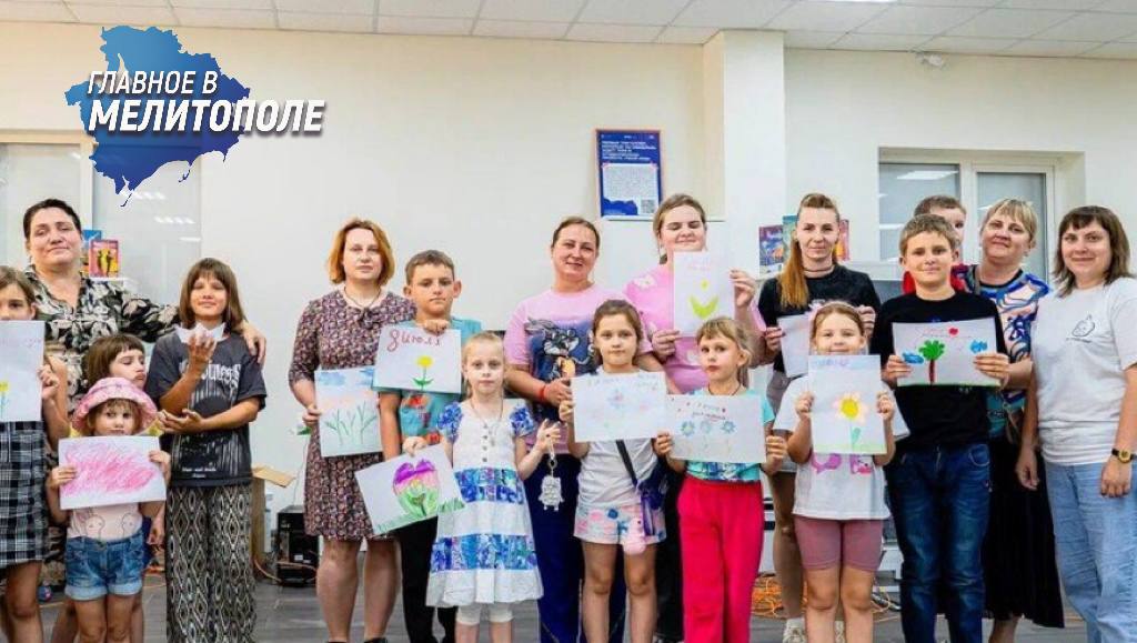 Прошел мастер-класс по рисованию в центре «Молодая семья» В центре «Молодая семья» Запорожской области прошел мастер-класс по рисованию. Участники создавали картины, вдохновленные семейными эмоциями и теплом. Сначала состоялась беседа о профилактике детского травматизма, основанная на материалах МЧС России по Запорожской области. После обсуждения семьи начали рисовать яркие и трогательные произведения, отражающие их чувства, фантазии и ценности.