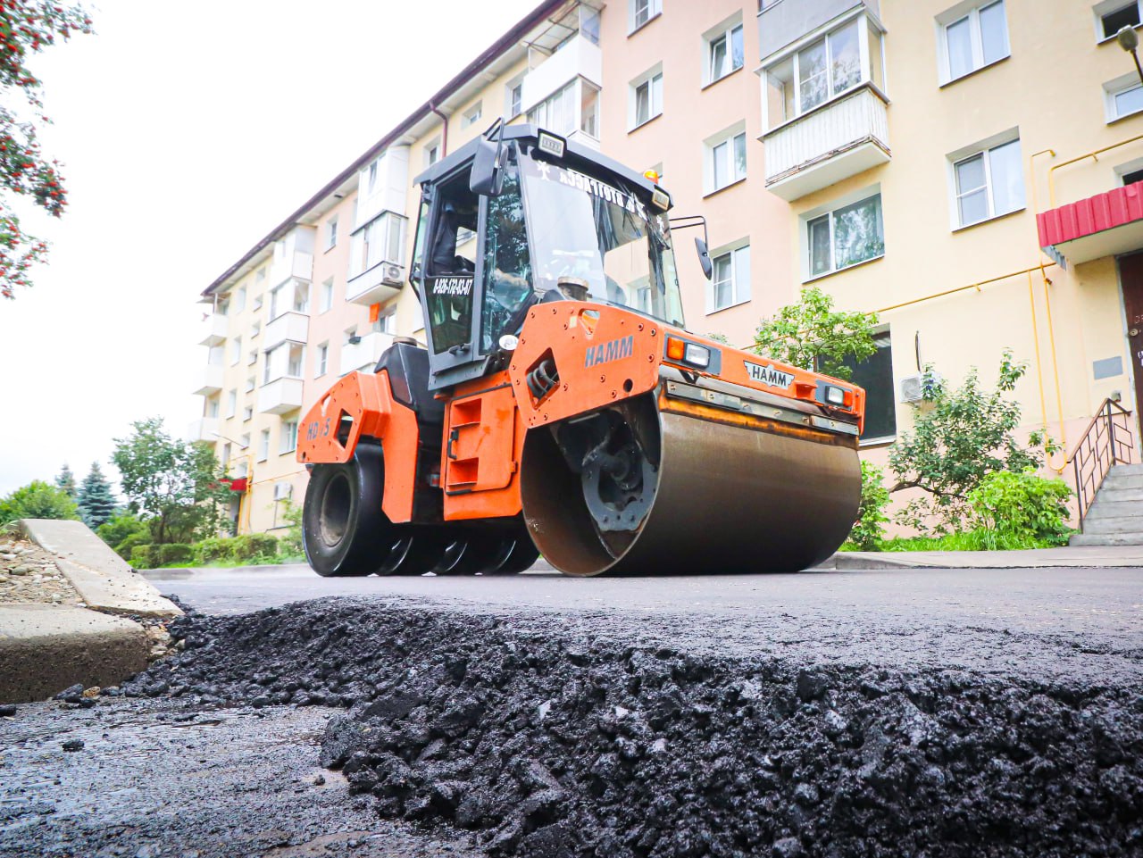 В Подмосковье продолжается прием заявок по благоустройству дворов на 2026 год    В летний период муниципалитеты ежегодно приступают к формированию плана работ. Сейчас завершается подготовка предварительных адресных перечней и смет, разрабатываются схемы благоустройства территорий и геодезические планы. Помимо этого, администрации проводят встречи с жителями, чтобы согласовать полный перечень работ.    Чтобы внести предложение по своему двору, необходимо обратиться в администрацию округа с указанием адреса территории, требующей ремонта.    Какие работы проведут? Обновят пешеходные дорожки, тротуары и бордюры, обустроят парковочные места, приведут в порядок дорожное покрытие, установят лавочки, высадят кустарники, деревья и газон.   #Подмосковье