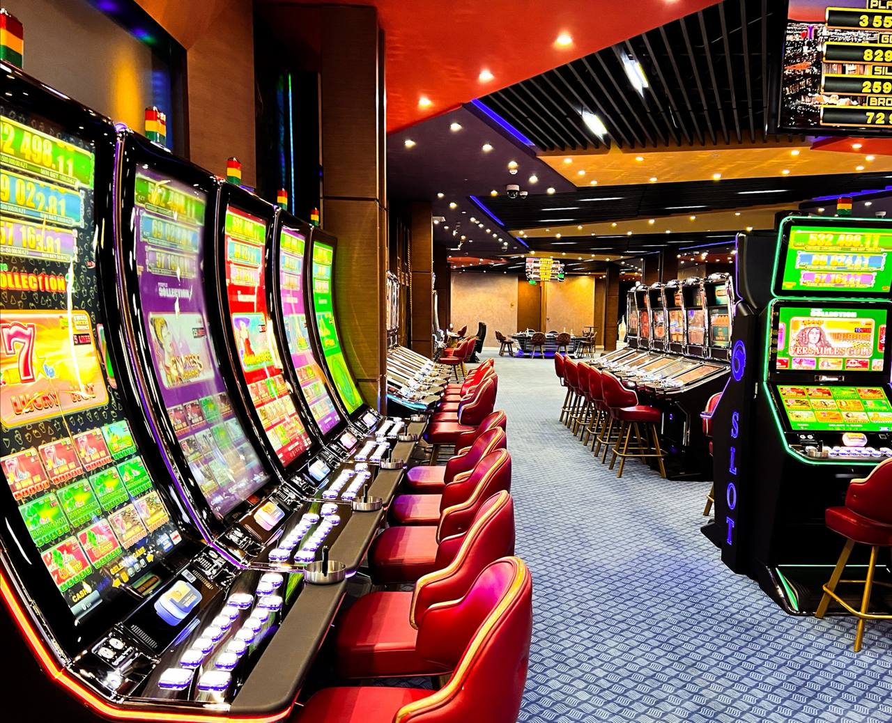 В Эстонии из за случайной опечатки в законе отменили налог на онлайн казино Ошибка которую не заметили ни в Министерстве финансов ни в канцелярии президента была обнаружена уже после вступления закона в силу Депутаты хотели снизить налог сначала с 6 до 5 5 а потом до 4 Закон в декабре 2025 года приняли но допустили ошибку в тексте В документе написали что налог касается skill based games игр где важны навыки например киберспорт А вот games of chance обычные азартные игры включая онлайн казино забыли упомянуть В итоге онлайн казино формально выпали из под налога Скорее всего нужную формулировку просто добавят поправкой к другому законопроекту По словам чиновников за 12 лет работы в парламенте такого ещё не случалось