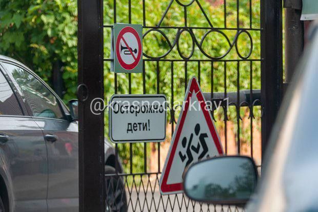 Семилетнего мальчика из Петербурга пытались изнасиловать в детском лагере под Туапсе — ребёнок подвергся жёстким издевательствам и буллингу от нескольких других детей. На первой летней смене в этом году в детском оздоровительном лагере в Краснодарском крае над ребёнком издевались трое других мальчиков на пару лет старше. Его оскорбляли, травили и самое унизительное — поставили на четвереньки и попытались надругаться, предположительно, плечиками для одежды. По возвращении домой ребёнок рассказал о ситуации своим родителями — выяснилось, что всё произошло ещё в самом начале трёхнедельной лагерной смены на юге. Семья обратилась в полицию с заявлением. Mash на Мойке. Ваши видео высылайте нам в бот Подпишись поделись Прислать видео новость