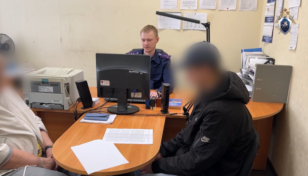 Студента отправили на обязательные работы за разгром мемориала ВОВ в Челябинске 19-летний молодой человек должен будет отработать 300 часов в пользу государства за то, что разгромил мемориальную стену в парке имени Тищенко. Наказание ему назначил Металлургический районный суд. В апреле студент в пьяном виде гулял в парке, подошел к мемориальной стене Памяти с фотографиями участников Великой Отечественной войны и разгромил макеты кулаками.
