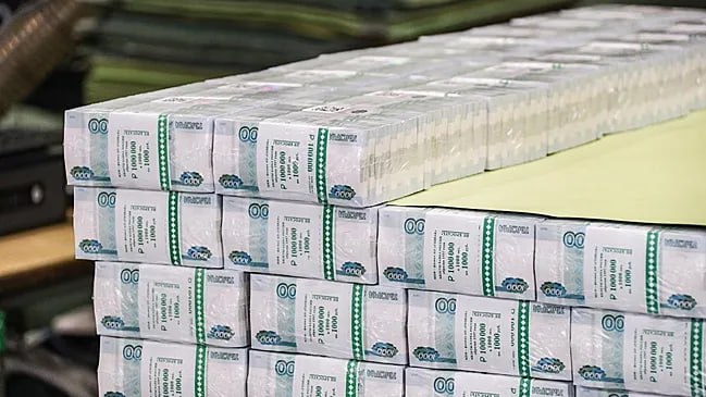 Объем Фонда национального благосостояния ФНБ за октябрь 2025 года увеличился на 38 66 миллиарда рублей и достиг 13 201 триллиона рублей В долларовом эквиваленте фонд вырос на 5 1 миллиарда до 163 986 миллиарда долларов Об этом свидетельствуют данные Минфина России По информации на сайте ведомства рост объема ФНБ связан с доходом от размещения средств фонда На 1 ноября 2025 года размер ФНБ достиг 13 201 461 1 миллиона рублей что составляет 6 от прогнозируемого ВВП за 2025 год и соответствует 163 985 8 миллиона долларов Совокупный доход от размещения средств ФНБ в разрешенные финансовые активы за исключением средств на счетах в Банке России в 2025 году составил 601 619 7 миллиона рублей Это эквивалентно 7 463 миллионам долларов США