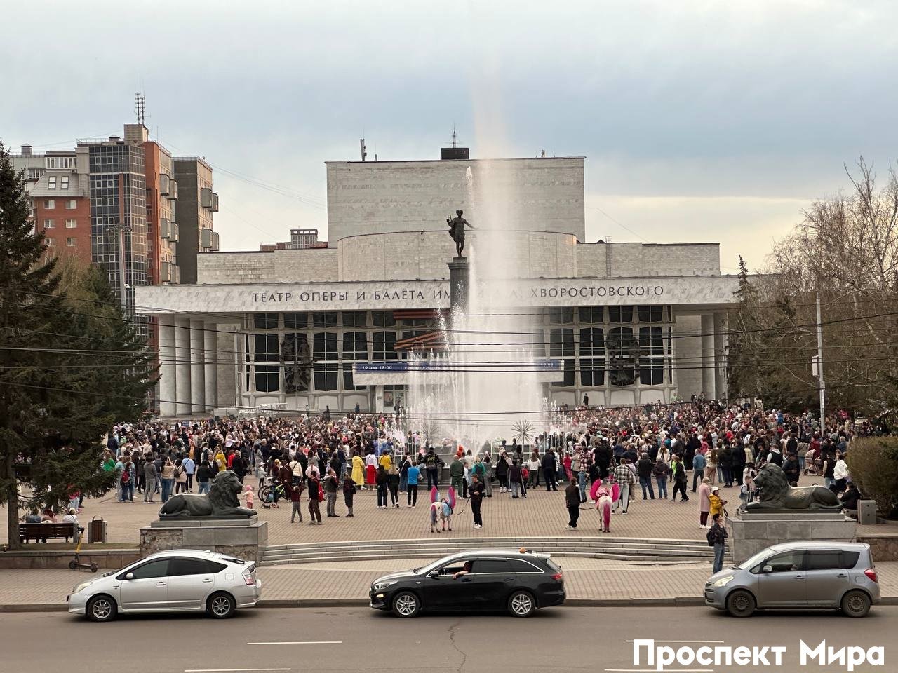 В Красноярске на несколько дней запретят парковаться в районе Театральной площади.  3 и 4 ноября в Красноярске будут действовать ограничения на проезд и парковку автомобилей в районе Театральной площади. В мэрии объяснили, что это связано с подготовкой и проведением праздничных мероприятий в честь Дня народного единства.  Так, на два дня автовладельцам запретят въезжать с улицы Перенсона на платную парковку в районе ресторана «Фон Барон» и на парковку в районе здания «Русгидро»  Перенсона, 2 .  Кроме того, для автомобилистов будет действовать запрет на проезд и парковку с улицы Вейнбаума к зданию на Урицкого, 94. Все ограничения будут действовать с 19:00 3 ноября до 15:00 4 ноября.