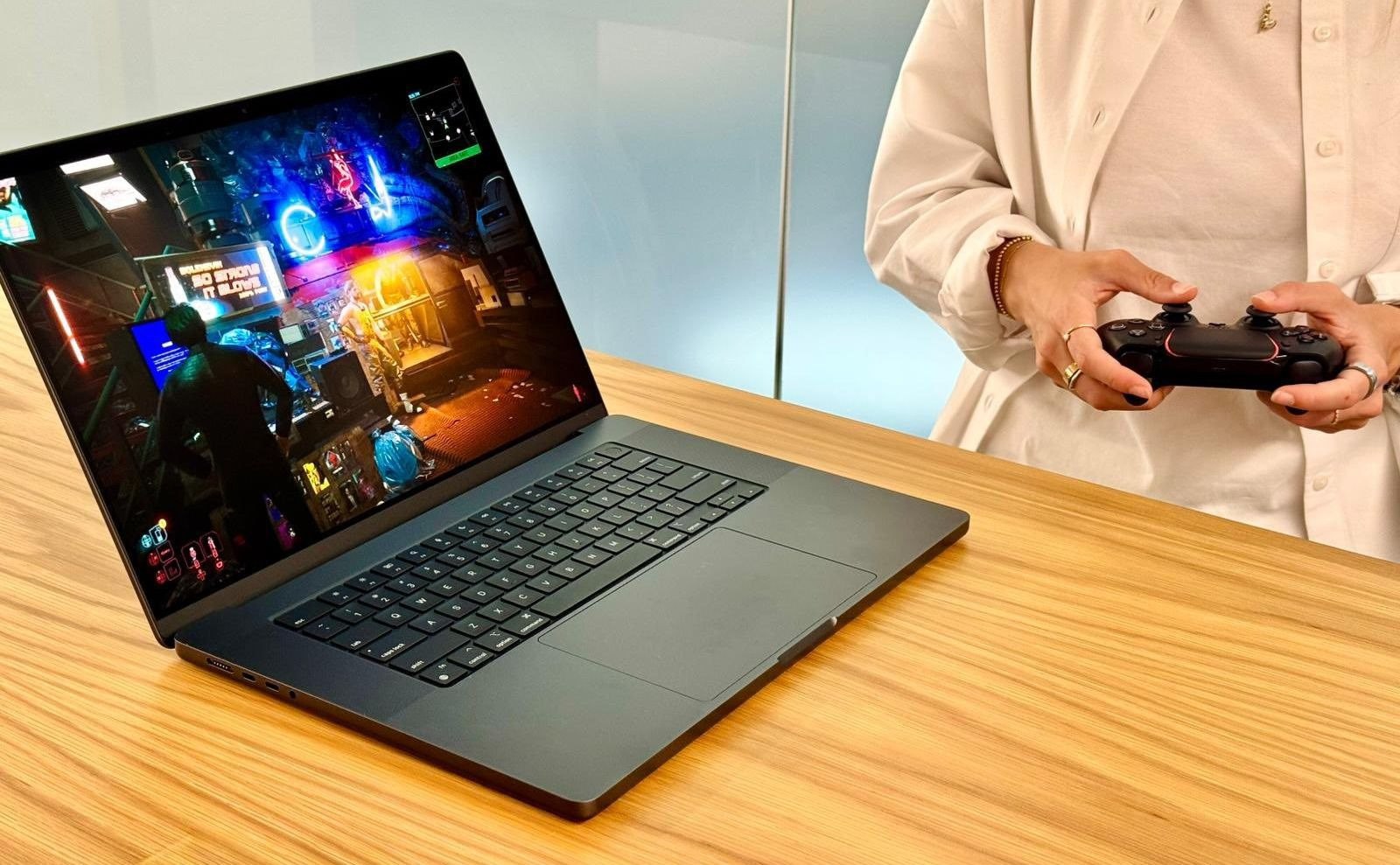 Cyberpunk 2077 запустится на MacBook Pro с M4 Max за $3200 на «максималках» CD Projekt RED продолжает расширять охват Cyberpunk 2077. В начале месяца студия выпустила Ultimate Edition на Nintendo Switch 2. Параллельно игру продемонстрировала на мероприятии Apple.