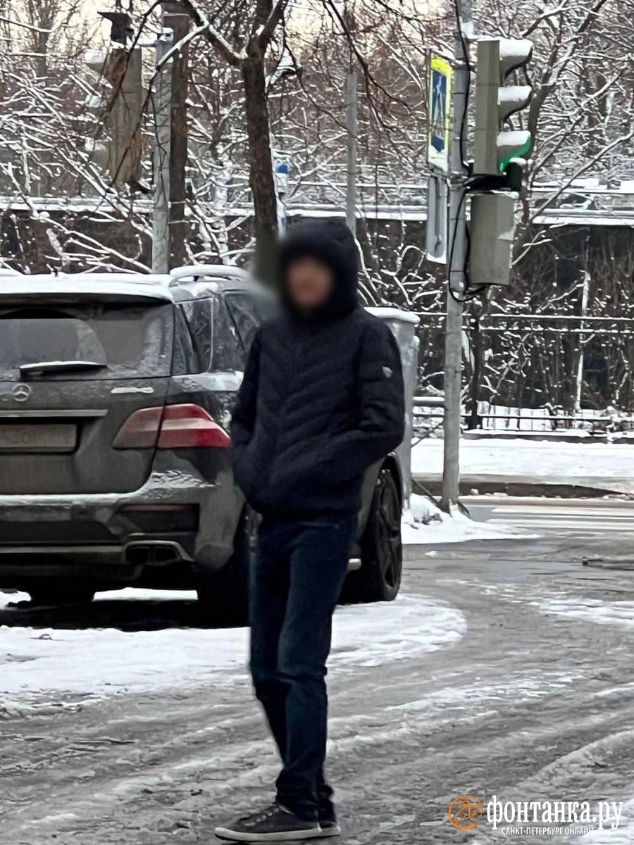 В школу на улице Маршала Тухачевского проник нетрезвый мужчина По словам возмущённых родителей накануне он прошёл мимо охраны и якобы пытался увести школьницу которую приметил ещё на улице В этот момент вмешался охранник и вывел неизвестного из здания В родительских чатах рассказывают что мужчина уже не в первый раз следит за детьми Визитера нашли с помощью записей с камер однако пояснить мотивы своего поступка он не смог поскольку находился в состоянии наркотического опьянения сообщили в полиции Мужчина заночевал в отделе fontankaspb