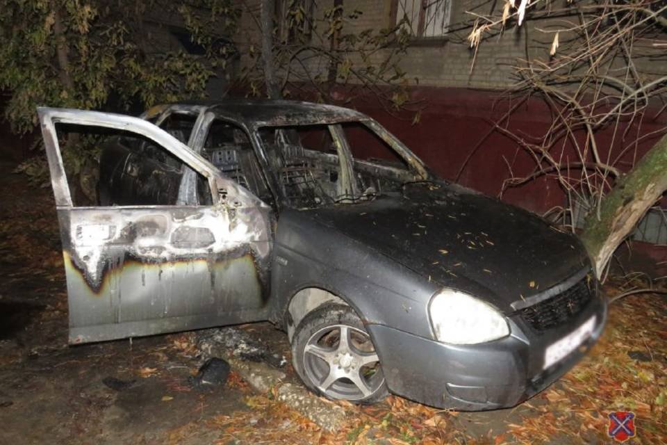 В Волгограде задержали поджигателя автомобилей Возбуждены уголовные дела Как сообщает ГУ МВД России по Волгоградской области в сентябре и октябре 2025 года в дежурную часть отдела полиции 2 Краснооктябрьского района Волгограда поступили два заявления о поджоге автомобилей ВАЗ 2104 и Лада Приора Прибывшие на место происшествия полицейские выяснили что машины подожгли намеренно В результате оперативных мероприятий был задержан ранее судимый 40 летний местный житель Было установлено что мужчина находясь в состоянии алкогольного опьянения решил поджечь припаркованный ВАЗ мимо которого он шел В свою очередь машина была незаперта Он зажег спичку и бросил ее на заднее сиденье В октябре он тем же способом поджег припаркованную у дома Ладу В отношении подозреваемого возбуждены уголовные дела по ч 2 ст 167 УК РФ Умышленные уничтожение или повреждение чужого имущества Ему грозит до 5 лет лишения свободы Следствие будет ходатайствовать об аресте обвиняемого