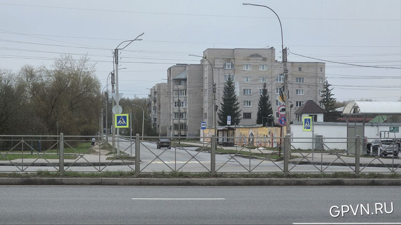 Светофоры. Перекрёсток улиц Парковая и Державина в Великом Новгороде изменится в этом году. За 26 миллионов до конца ноября 2025 года в планах установить светофоры, построить недостающие тротуары и установить освещение.