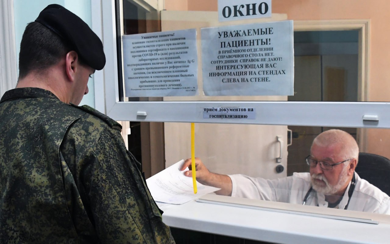 В России идет разработка правил для круглосуточного доступа родных в больницы Минздрав подготовил проект программы государственных гарантий бесплатного оказания медицинской помощи на 2026 год который предусматривает существенные изменения в правилах посещения пациентов Одно из ключевых предложений предоставление круглосуточного доступа в больницы для родственников пациентов Ближайшие родственники законные представители или иные лица привлеченные ими для ухода за больным смогут находиться в стационаре круглосуточно и на безвозмездной основе При этом они должны будут соблюдать установленный в медицинском учреждении санитарно эпидемический режим Проект также предусматривает расширение гарантий для членов семей участников специальной военной операции В частности участникам СВО их супругам а также супругам тех кто пропал без вести будет предоставляться медико психологическая психотерапевтическая психиатрическая и наркологическая помощь в том числе на базе федеральных профильных медицинских организаций Еще одно важное нововведение использование беспилотных авиационных систем Расходы на транспортировку биоматериалов лекарственных препаратов и других медицинских грузов с помощью дронов предлагается включить в структуру тарифа на оплату медицинской помощи по ОМС Это позволит сделать доставку более оперативной особенно в отдаленные районы В документе также прописаны новые требования к оплате труда медицинских работников Доля окладов в федеральных учреждениях должна составлять не менее 50 от фонда оплаты труда Общий размер вознаграждения не может быть ниже уровня предыдущего года с учетом индексации Фото РИА Новости Подписаться на Российскую газету в Читать нас в MAX