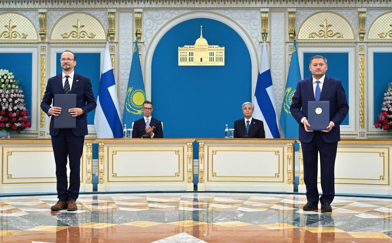 В рамках официального визита Президента Финляндии Александра Стубба в Казахстан было подписано 15 документов в том числе 1 Меморандум о взаимопонимании между Агентством Республики Казахстан по атомной энергии и Управлением радиационной и ядерной безопасности Финляндской Республики STUK о сотрудничестве в области мирного использования ядерной энергии 2 Меморандум о взаимопонимании между Министерством водных ресурсов и ирригации Республики Казахстан и Министерством сельского и лесного хозяйства Финляндской Республики по вопросам управления водными ресурсами 3 Меморандум о взаимопонимании между Министерством науки и высшего образования Республики Казахстан Финским Водным Форумом и Казахским национальным университетом водного хозяйства и ирригации по созданию исследовательского и образовательного потенциала в направлении цифровизации и управления водными ресурсами 4 Меморандум о сотрудничестве в сфере развития туризма на курорте Бурабай 5 Декларация о намерениях между Министерством экологии и природных ресурсов Республики Казахстан и Finnish Water Forum о локализации производства онлайн автоматизированных систем экологического мониторинга AMS для гидрометеорологических и сельскохозяйственных наблюдений 6 Меморандум о взаимопонимании по развитию проекта экологичного деревянного жилья в Казахстане 7 Меморандум о сотрудничестве в сфере ликвидации аварийных разливов нефти и поддержки морских операций между АО Теңіз жасағы и Lamor Corporation Plc а также другие важные соглашения baq rus