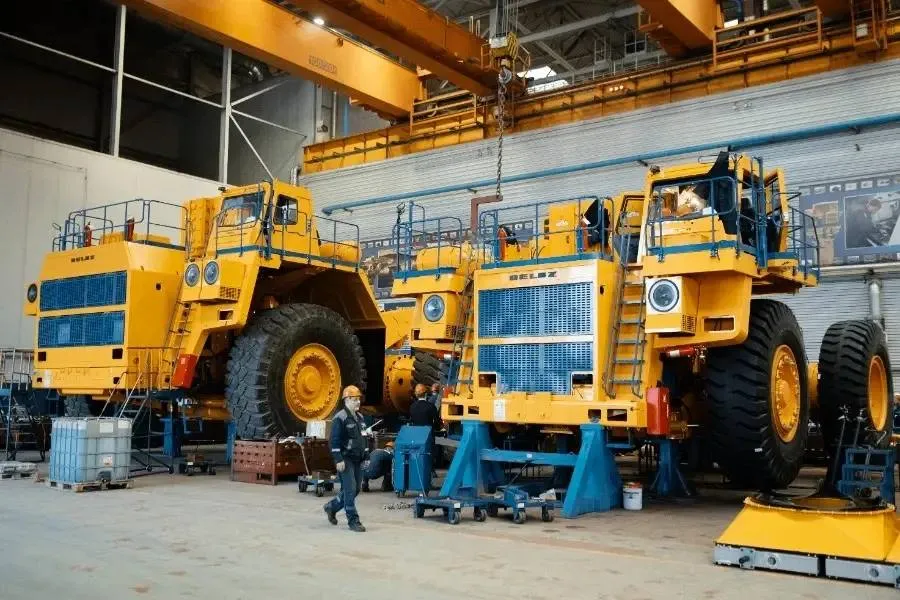 Норникель и БелАЗ объявили о строительстве завода горной техники в Красноярском крае Партнеры создают совместное предприятие мощностью около 150 единиц горной техники в год В Норникеле заявили что решение о собственном производстве стало ответом на сбои в поставках вызванные санкциями Адаптация к работе с оборудованием новых поставщиков в 2025 году привела к снижению выпуска металлов Новый завод разместится в Сосновоборске документы на аренду площадки уже получены Выпускать будут самосвалы и погрузочно доставочные машины как на дизельном топливе так и на альтернативных источниках энергии Соглашение о сотрудничестве компании заключили в январе 2025 года К тому моменту Норникель уже тестировал на своих рудниках первые шесть подземных самосвалов грузоподъемностью 50 тонн Первый вице президент Норникеля Николай Уткин отметил что партнерство с БелАЗом позволит закрыть большую часть потребностей российских горнодобывающих предприятий и укрепить российско белорусские экономические связи БелАЗ остается одним из крупнейших в мире производителей карьерных самосвалов большой грузоподъемности По итогам 2025 года его доля на российском рынке достигла порядка 45 50 Подробнее в материале Коммерсанта