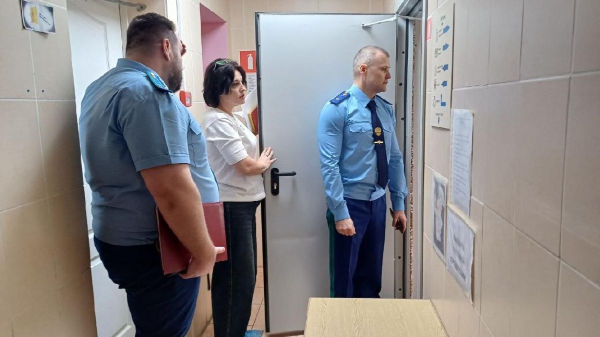 Прокурор Ивановской области Жугин посетил Родниковский район: прием граждан, вопросы экологии и поддержка семей СВО Тематика затронутых гражданами на приеме вопросов касалась ненадлежащего состояния автомобильных дорог, отсутствия уличного освещения, необходимости благоустройства придомовых территорий, неудовлетворительного состояния объектов водоотведения, что оказывает негативное воздействие на окружающую среду. Группа граждан обратилась с просьбой разобраться в вопросе соблюдения порядка взимания комиссионных платежей с пенсионеров при оплате коммунальных услуг. ↗ Прислать новость Подписаться