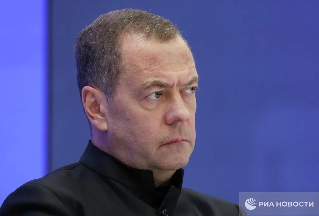 Медведев предложил ввести сборы на весь российский экспорт в ЕС а за счет вырученных средств финансировать российский ВПК Пусть у них там дорожают продукты питания а у нас будет больше ракет дронов тяжелых управляемых планирующих бомб для СВО Так он отреагировал на иниативу Эстонии предложившей финансировать восстановление Украины за счет сборов с российских товаров Подписаться на РИА Новости
