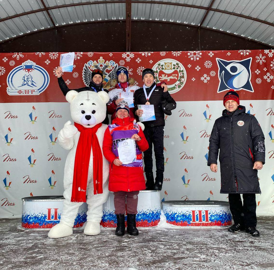 Шестаков и Соснин стали призёрами чемпионата СФО и ДФО по лыжным гонкам    Лыжники сборной Саха Михаил Соснин и Никита Шестаков отличились медалями объединенного чемпионата Сибирского и Дальнего федеральных округов. Состязания по лыжным гонкам приняла Хакасия 9 февраля.    Шестаков выступил в гонках свободным стилем на 15 км и финишировал третьим. Он показал результат 39 минут 48 секунд. Отставание от лидера составило лишь двадцать секунд    Обогнал его на восемь секунд Михаил Соснин, который завоевал серебряную медаль соревнований     В данной дисциплине выступило всего порядка 70 спортсменов. Первое место в этой дистанции занял представитель Красноярского края.  Поздравляем лыжников и тренерский штаб!