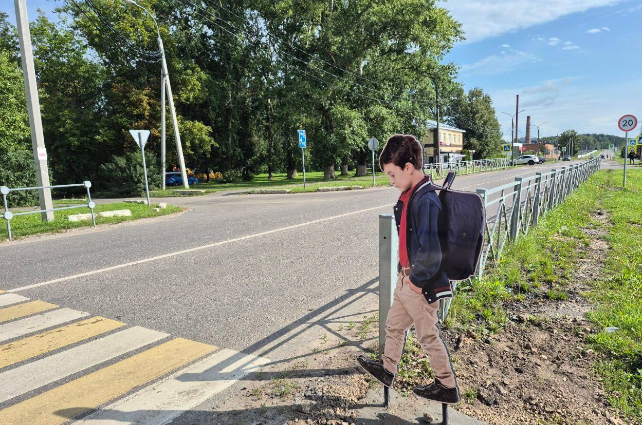 На пешеходных переходах Домодедово установили фигурки детей!  В округе начали появляться пластиковые фигуры школьников на пешеходных переходах рядом с образовательными учреждениями. Это делается в рамках подготовки к началу учебного года.  Это привлечет внимание водителей. При виде силуэта ребёнка у «зебры» водители будут инстинктивно снижать скорость.  Администрация Домодедово   Подписаться