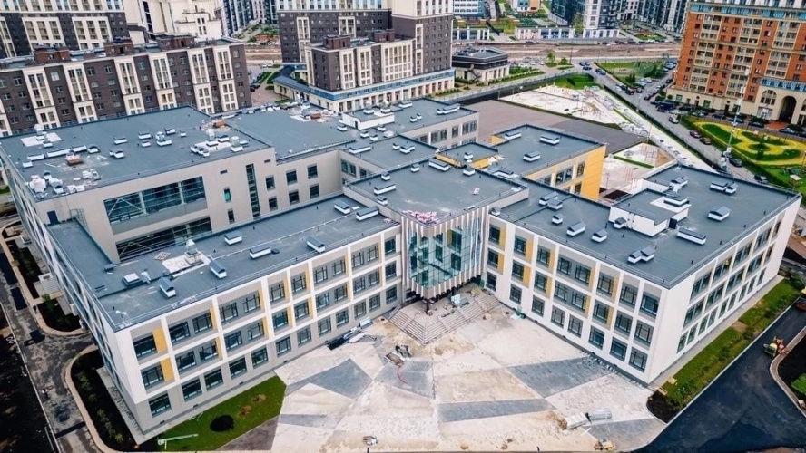 В Петербурге откроется новая школа на 1100 учеников  В жилом комплексе «Ариосто» на проспекте Авиаконструкторов завершилось строительство современной школы. Здание рассчитано на 1100 учащихся и готово принять первых школьников уже в сентябре этого года. Школа станет частью Лицея информационных технологий Приморского района.  Общая площадь здания составляет свыше 24,6 тыс. кв. м. Внутри расположены учебные кабинеты, актовый зал, три спортзала, кабинеты для занятий музыкой, дизайном, хореографией, а также радиоэлектроникой. Кроме того, в спортивной зоне предусмотрены два бассейна: один для занятий плаванием, другой — для оздоровительной физкультуры.