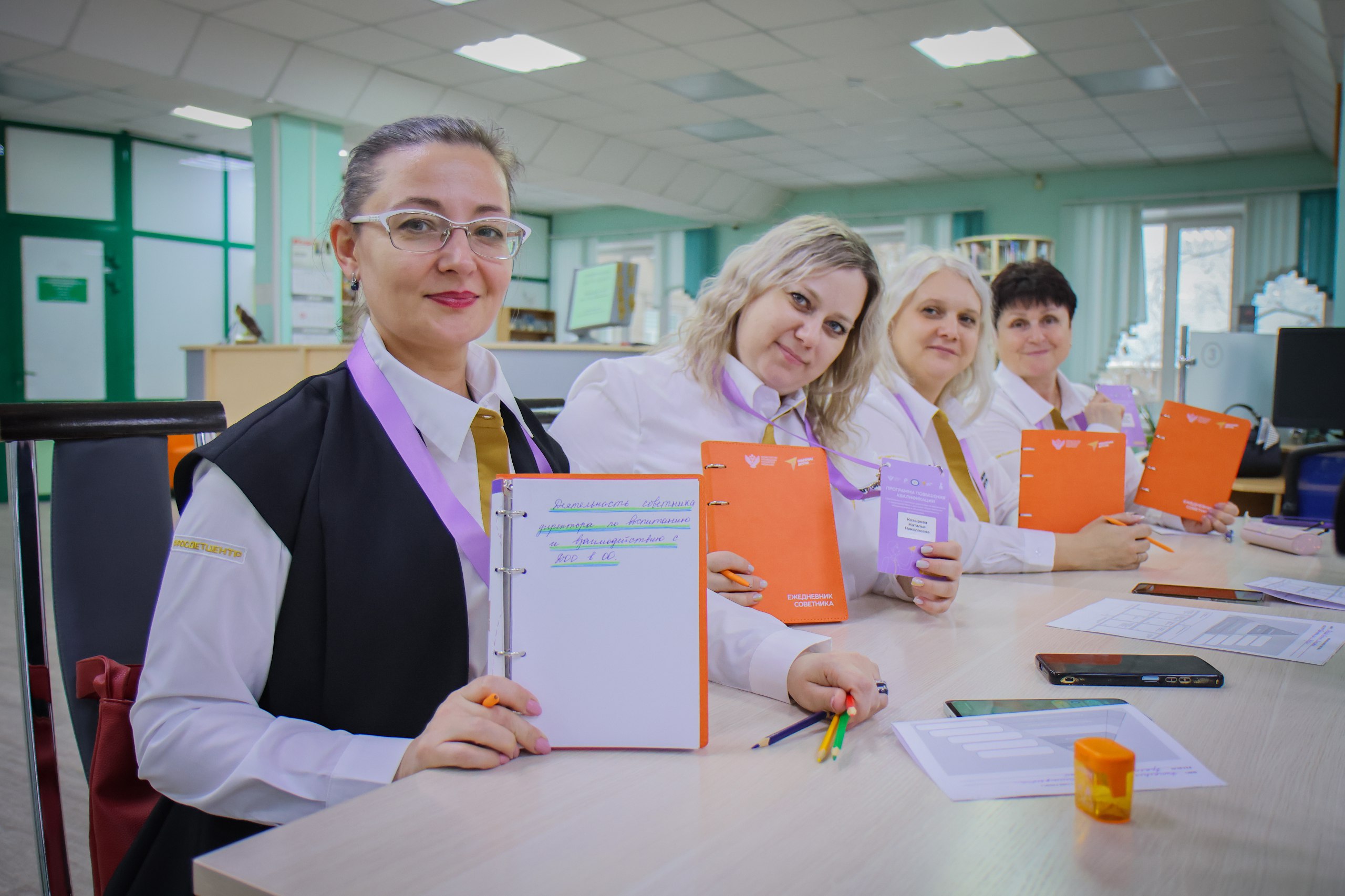 Учебный центр продолжает масштабную серию курсов повышения квалификации В Уфе и Новосибирске стартовал новый поток обучения для советников директоров по воспитанию На этой неделе программу повышения квалификации пройдут 300 специалистов из 27 регионов России В этот раз площадками проведения образовательной программы стали Башкирский государственный педагогический университет им М Акмуллы Новосибирский государственный педагогический университет В рамках обучения для участников пройдут лекции и практические занятия от профессоров и преподавателей вузов экспертов в сфере воспитания Важной частью программы станет обмен профессиональным опытом и обсуждение региональных практик Мне бы хотелось здесь узнать о том как коллеги применяют те или иные методики в воспитании подрастающего поколения Из Челябинской области мы приехали большой командой нас 23 человека Думаю мы здесь познакомимся подружимся и будем дальше работать вместе поделился Михаил Мотыженец советник директора по воспитанию Южно Уральского государственного колледжа В этом году серию курсов повышения квалификации пройдут более 6 тысяч советников директоров по воспитанию Программа реализуется ФГБУ Росдетцентр при поддержке Министерства просвещения Российской Федерации на площадках 15 педагогических вузов страны и ВДЦ Океан РДЦ Росдетцентр Минпросвещения РДЦНовости