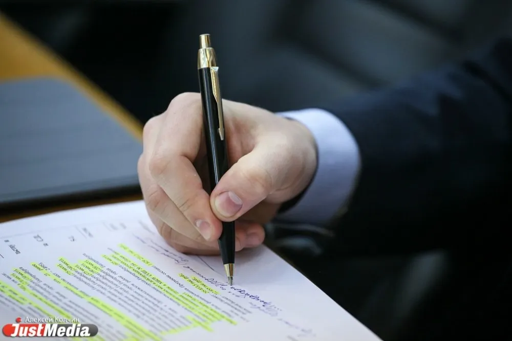 Врио главы Березовского назначен Владимир Шауракс Он приступит к исполнению обязанностей с 21 апреля 2026 года Такое решение принял губернатор Свердловской области Денис Паслер Евгений Писцов который возглавлял муниципалитет с декабря 2011 года подал заявление об отставке по собственному желанию в связи с переходом на новое место работы Шауракс Владимир Сергеевич родился в 1979 году в Воркуте Окончил Уральскую государственную юридическую академию начал карьеру в органах прокуратуры С 2016 по 2021 год возглавлял аппарат администрации Каменска Уральского с 2022 года управляющий администрацией Южного управленческого округа Свердловской области Мы в Max Мы в VK Мы в Дзен
