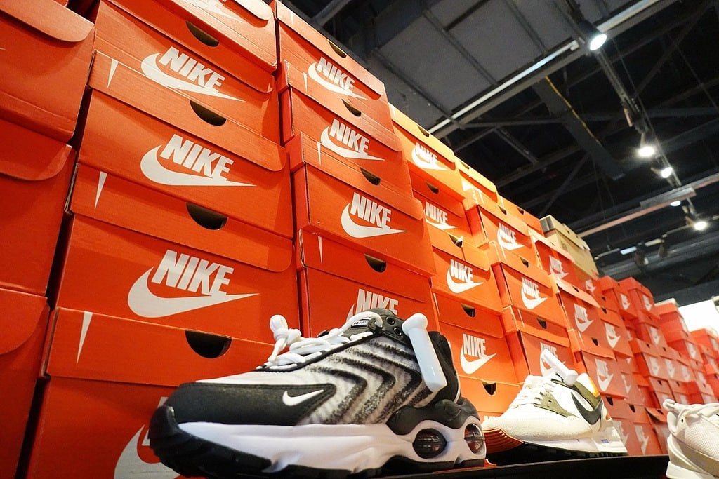 Nike сократит производство в Китае Крупнейший американский производитель спортивных товаров Nike объявил о планах снизить долю производства в КНР. Компания пытается избежать убытков от повышенных импортных пошлин, которые ввел президент США Дональд Трамп. Их она оценила примерно в $1 млрд. Сейчас Nike производит в Китае около 16% всей обуви для американского рынка. Бренд планирует снизить долю до «высокого однозначного числа» к маю 2026 года. Компания также объявила о повышении цен осенью. В апреле Nike, Adidas, Under Armour, Puma и другие — всего 76 производителей — подписали письмо Трампу с просьбой об освобождении обуви от новых тарифов. В нем компании предупреждали, что пошлины «станут серьезным ударом по кошельку каждой семьи». Новости Китая ЭКД