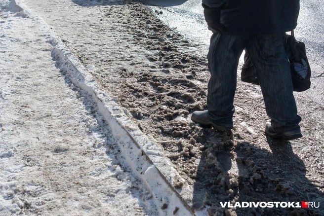 Школьница потеряла память и сломала верхнюю челюсть после падения на ледяном тротуаре во Владивостоке сообщила мать девочки в Vtoryak vdk Инцидент произошел утром 25 декабря на аллее между домами Русская 76б и Багратиона 6а По словам женщины в эпикризе из истории болезни девочки врачи указали ретроградную амнезию расстройство памяти при котором человек теряет воспоминания о событиях предшествующих болезни травме или сильному эмоциональному потрясению ребёнок не помнит самого факта падения Однако в памяти школьницы осталась дорога между детским садом 157 и хоккейной коробкой путь по аллее вдоль улицы Багратиона 6 до спортивного центра Восход и вдоль забора школы 61 Там и сейчас всё покрыто сплошным льдом На обращение в бот администрации Владивостока по поводу уборки льда и посыпки тротуара реакции не было заявила мама Спустя почти пять суток после происшествия ситуацию прокомментировали в МЦУ Владивостока Передали информацию специалистам В ближайшее время проведут повторную подсыпку пескосоляной смесью данного участка Также в медицинской справке школьницы указано что ребёнок получил повреждения средней тяжести Девочке диагностировали ушиб головного мозга лёгкой степени перелом гайморовой пазухи решетчатой пазухи слева верхняя челюсть ушибы мягких тканей головы Мама школьницы рассказала что вечером того же дня её дочь госпитализировали в больницу далее ей предстоит лечение у невролога Семья планирует обратиться в суд за возмещением ущерба и надеется что женщина которая помогла девочке выйдет с ними на связь Выражаю искреннюю благодарность женщине которая помогла дочке подняться и дойти Если она узнает себя и свяжется со мной по телефону 79510213588 попрошу её быть ключевым свидетелем происшествия при обращении в суд Без нее добиться успеха будет сложнее написала родительница пострадавшей К сожалению это не первый случай получения горожанами тяжелых травм на городском катке в который превратились тротуары Владивостока День назад на углу здания музея Арсеньева в центре мужчина также поскользнулся на ледяном тротуаре и сильно ударился головой Он не смог самостоятельно встать поэтому прохожим пришлось вызвать для него скорую помощь VLADIVOSTOK1 RU запросил информацию по обоим пострадавшим у минздрава Приморского края Подписаться в Telegram    Подписаться в MAX