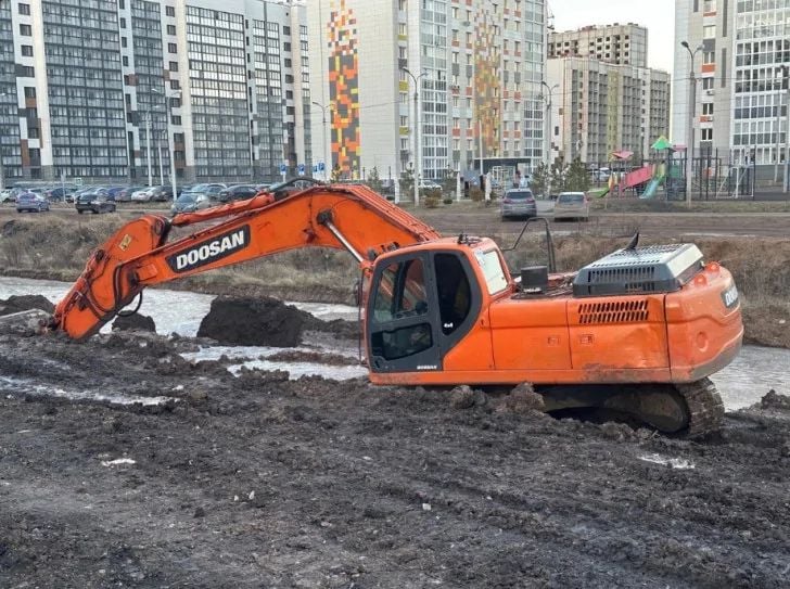 В Деме к зиме забил фонтан  Незапланированный.  Там, на улице генерала Кусимова, ремонтные работы проводились. Экскаватор задел водопроводную трубу — и хлынуло  вода там под мощным напряжением текла, да тут же забила в воздух .   Ну, вся водица на фонтанчик и ушла — несколько близлежащих домов остались без неё. На место пришлось прибыть управлению гражданской защиты, главе района Антону Тарасову и представителям "Уфаводоканала".    Аварию устранили, но местные жители кинулись обсуждать неаккуратного экскаваторщика в соцсетях. В выражениях не стеснялись.  – Есть такая традиция в Дёме: Если прорвало трубу ищи пьяного экскаваторщика! Он точно скажет как это было! – Алик Б.  – Прокуратура куда смотрит, это уже систематично, при Сталине это бы охарактеризовали как саботаж, – аноним.   Случайно только кошки родятся, а это просто рукопопы работают, лень мастеру сходить взять проект участка с трассами. Потому и рвут что кабели силовые, что трубы! – Алик Б.  – Случилось так, повредил человек случайно. Устранили всё, слава Богу. Молодцы и воду людям организовали и быстрее сделать старались, – возразила им Ольга К.