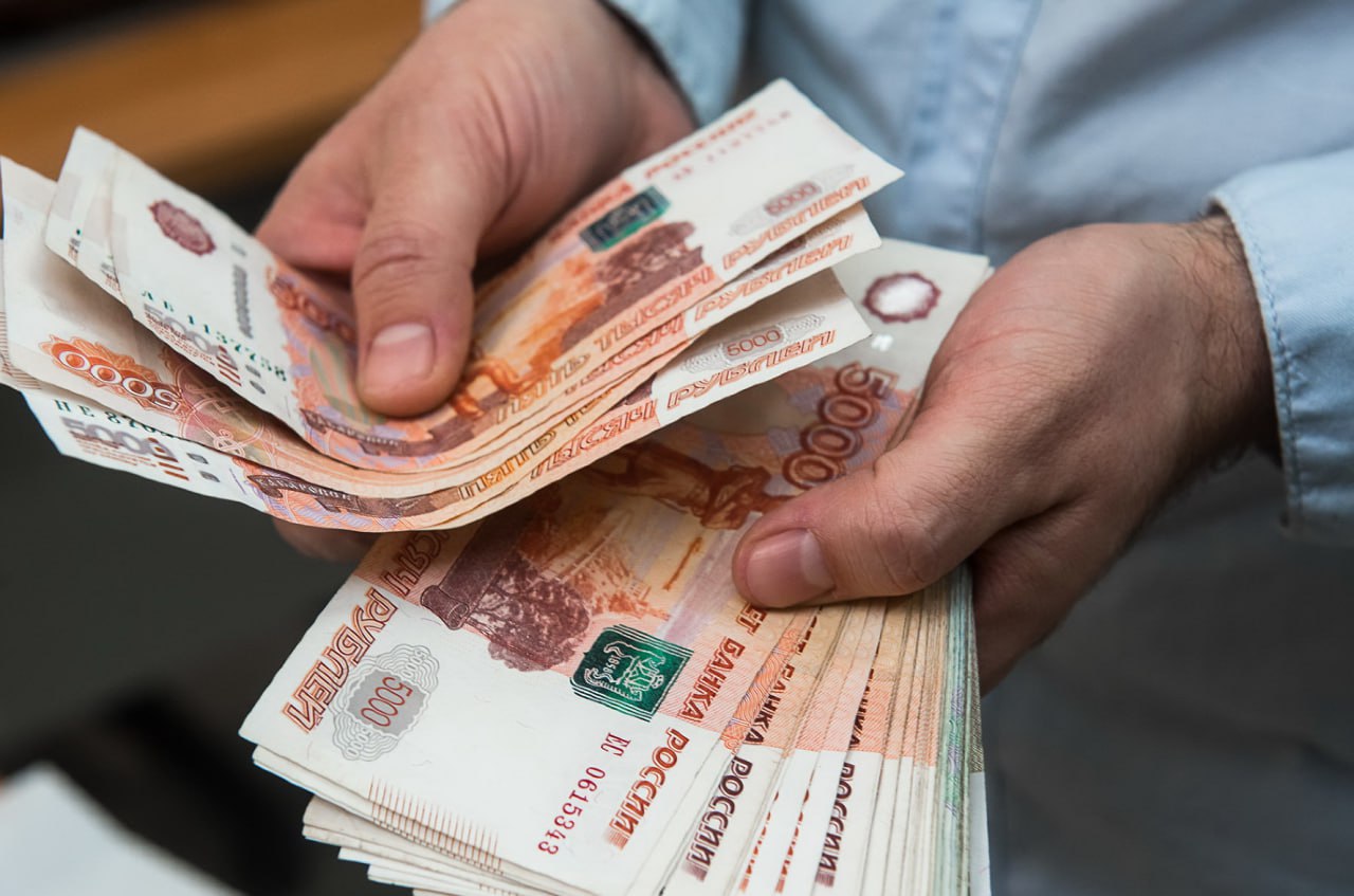 Жители Северной Осетии стали реже брать кредиты наличными За первые пять месяцев 2025 года банки выдали населению Северной Осетии 11,7 тыс. кредитов наличными на 2,4 млрд рублей, по сравнению с тем же периодом 2024 года количество выдач сократилось на 72,4%, объем — на 73%. Так, в январе-мае прошлого года в регионе было выдано 42,4 тыс. кредитов на 8,9 млрд рублей, рассказали «КрыльямTV» в Объединенном кредитном бюро ОКБ . При этом средний размер кредита наличными увеличился на 16,1% — с 208,2 тыс. рублей до 241,8 тыс. рублей. Подписывайтесь на «КрыльяTV»