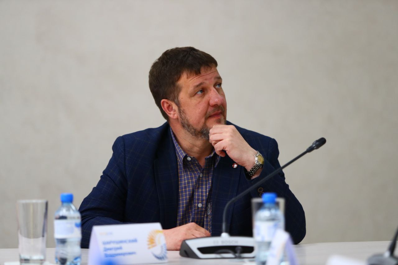 Финалист программы ПРОдвижение ГЕРОЕВ Дмитрий Шарушинский принял участие в двух площадках Международного форума ИННОСИБ 2025 Дмитрий Шарушинский стал участником круглого стола Справедливость уважение реабилитация забота Тематика посвящена медицинской и социальной реабилитации психологической помощи участникам СВО организация системы долговременного ухода санаторно курортное лечение обеспечение лекарствами и современными протезами адаптация жилых помещений помощь в образовании спорте переобучении трудоустройстве вовлечении в предпринимательскую деятельность повышении квалификации получении новой профессии Посетил ветеран СВО и дискуссию Социальные инновации для восстановления вызовы и возможности Здесь обсуждалось какую роль социальные инновации могут сыграть в решении ключевых задач с которыми сталкиваются воссоединенные регионы В ДНР ЛНР Херсонской и Запорожской областях продолжается восстановление инфраструктуры и интеграция в российское правовое поле Многие процессы ещё предстоит наладить а спектр социальных услуг расширить Для этого необходимо взаимодействие и партнерство государства бизнеса НКО и местных сообществ