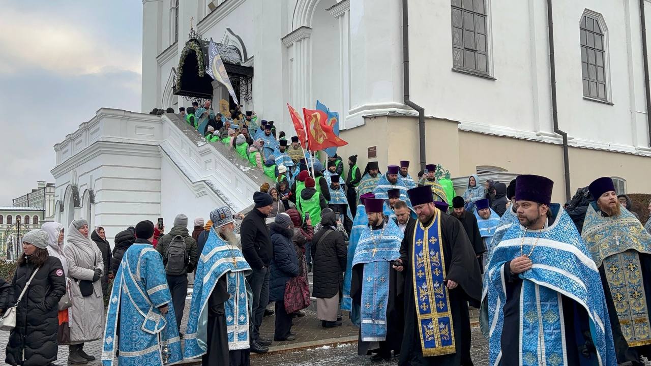 Тем временем, в Казани прошёл крестный ход в честь Дня Казанской иконы Божией Матери.  Начался он в 7:30 от Благовещенского собора и закончился буквально недавно у Богородицкого монастыря   Традиционно крестный ход и шествие возглавил митрополит Казанский и Татарстанский Кирилл!