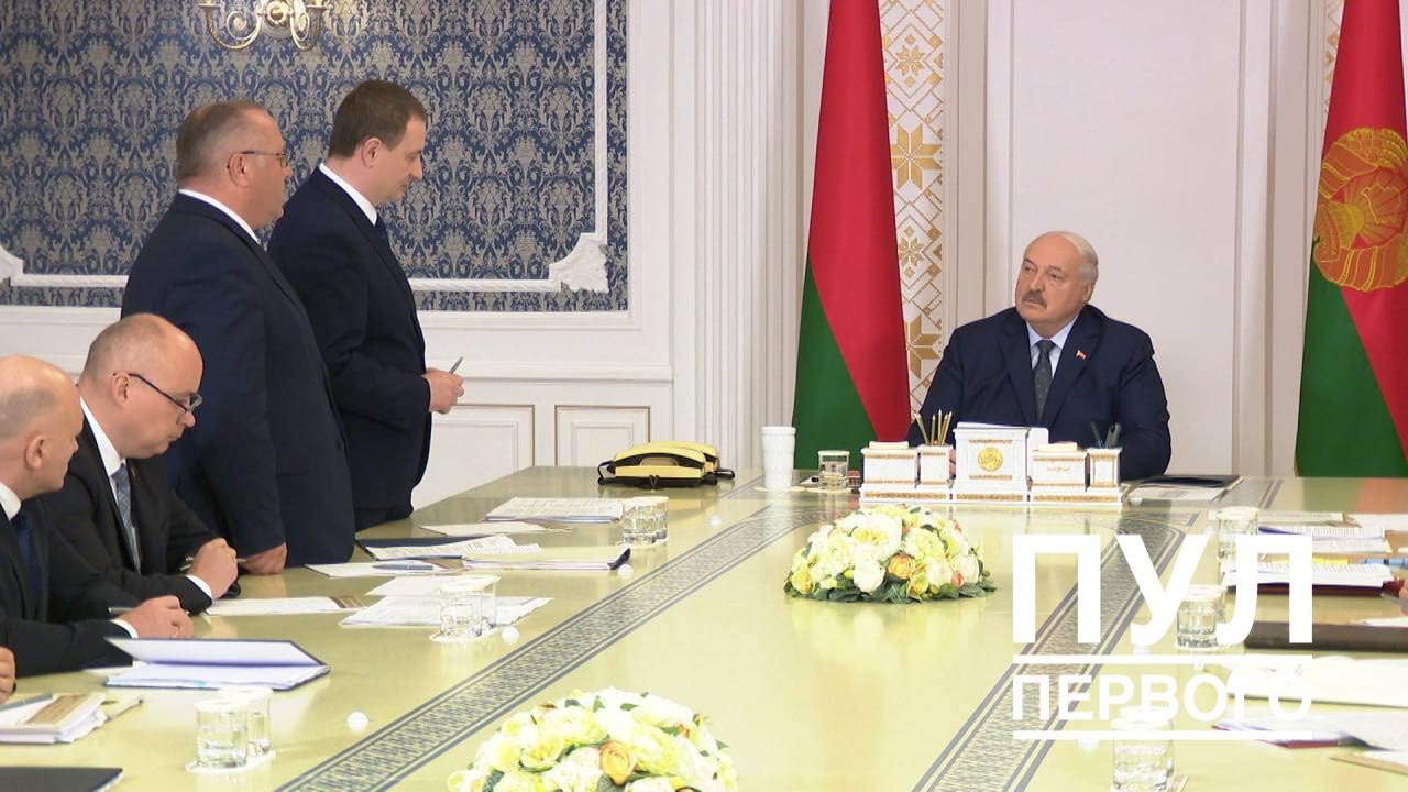 Прозрачные правила игры Лукашенко поручил определить механизмы контроля в сфере криптовалют Говоря про развитие криптовалют Александр Лукашенко подчеркнул что Беларуси важно не упустить тренды и не потерять технологическое лидерство Задача государства в таких условиях определить понятные прозрачные правила игры и механизмы контроля в данной сфере Это важно поскольку это новое для страны направление сказал Президент Именно поэтому еще в 2023 году мною дан ряд поручений по обеспечению комплексного регулирования сферы цифровых знаков криптовалют Однако до сих пор согласованных документов у меня на столе нет Белорусский лидер обратил внимание что сегодня деятельность по созданию эмиссии и продаже покупке токенов во многом регулируется Парком высоких технологий Понятно что это происходит в рамках Декрета 8 О развитии цифровой экономики Прим БЕЛТА добавил он radiomirby