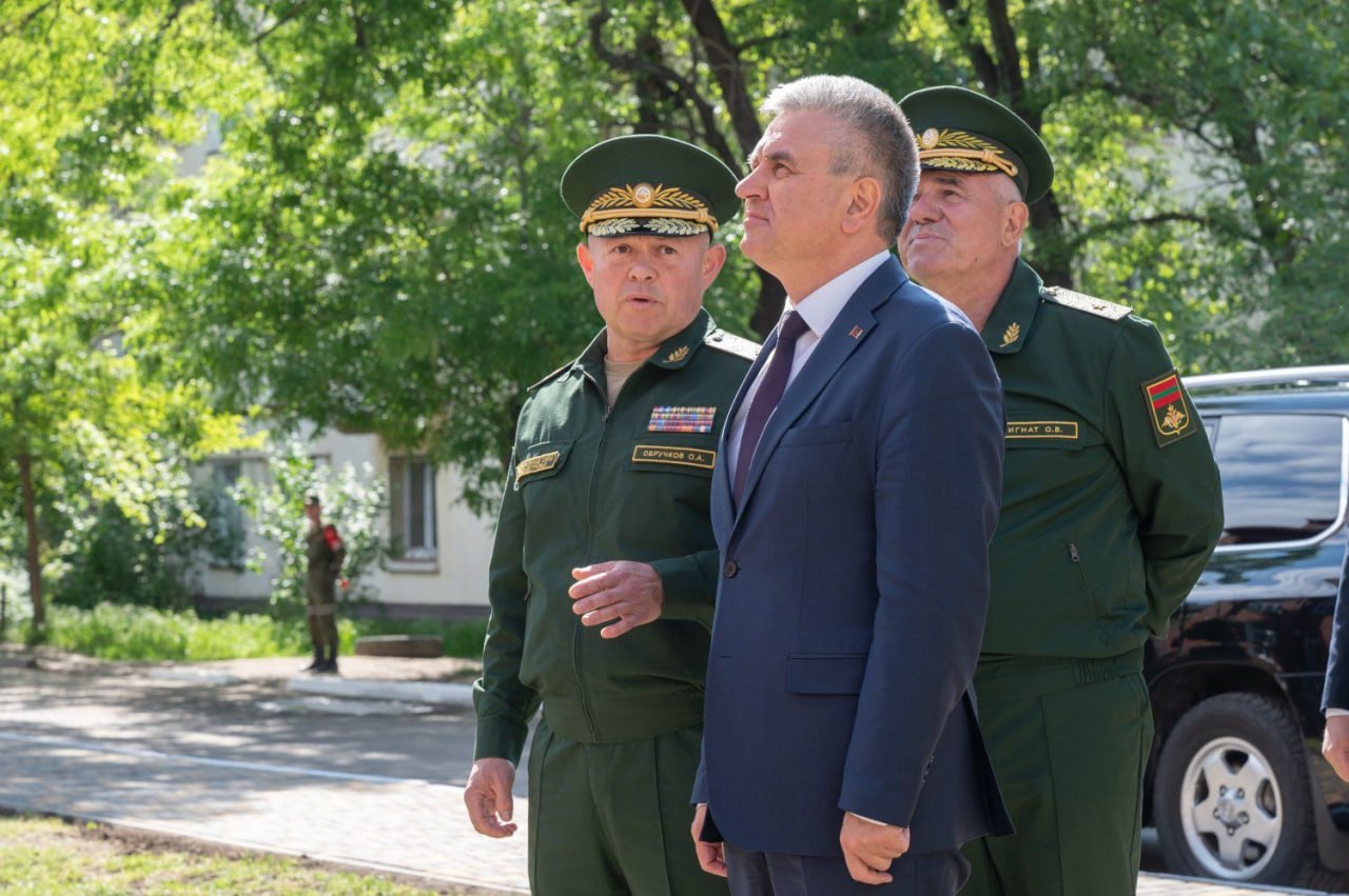 Президент ПМР Вадим Красносельский посетил обновлённое здание Штаба тыла Минобороны Постройку 1917 года капитально отремонтировали впервые более чем за 100 лет: сохранили исторический облик, но оснастили по-современному — заменили крышу, обновили фасад и сети, добавили актовый зал, кабинеты, системы безопасности и мебель. Теперь все подразделения размещены под одной крышей. Пресс-служба Президента ПМР