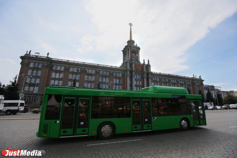 В Екатеринбурге объявили закупку 15 автобусов-«гармошек», работающих на газомоторном топливе, написал в своем Телеграм-канале мэр города Алексей Орлов. «Это машины особо большого класса. Они максимально эффективны в пиковые нагрузки, когда необходимо перевезти множество пассажиров. Салоны будут оснащены кондиционерами, камерами видеонаблюдения, терминалами для оплаты, зарядками для мобильных устройств. Новые автобусы планируем направить на самые востребованные маршруты», — сообщил глава города. Осенью прошлого года сообщалось, что для города намерены закупить 12 автобусов-«гармошек».