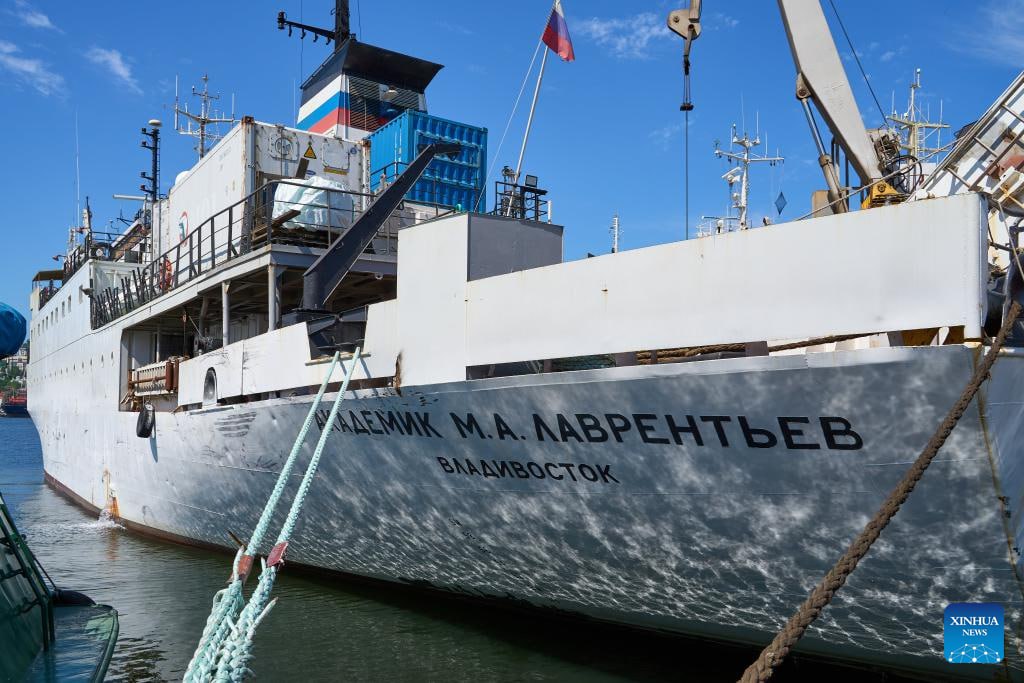 Китайско-российская морская экспедиция по изучению эволюции климата Вчера из порта Владивостока в плавание вышло научное судно «Академик М. А. Лаврентьев». На борту – команда из 25 ученых, пяти из Китая и 20 из России. Они держат путь в Берингово море и северо-западную часть Тихого океана, где проведут комплексные исследования окружающей среды. Их главная цель – изучить, как эти океанические регионы реагировали на колебания климата в позднечетвертичный период, чтобы применить полученные знания в прогнозировании будущих климатических изменений. Это первая совместная морская научная миссия после пандемии COVID-19. Как отметил и. о. генконсула КНР во Владивостоке Ван Цзюнь, возобновление совместных исследований подчеркивает общее стремление России и Китая найти научное решение задач, возникающих из-за глобального потепления. Китайская Панорама